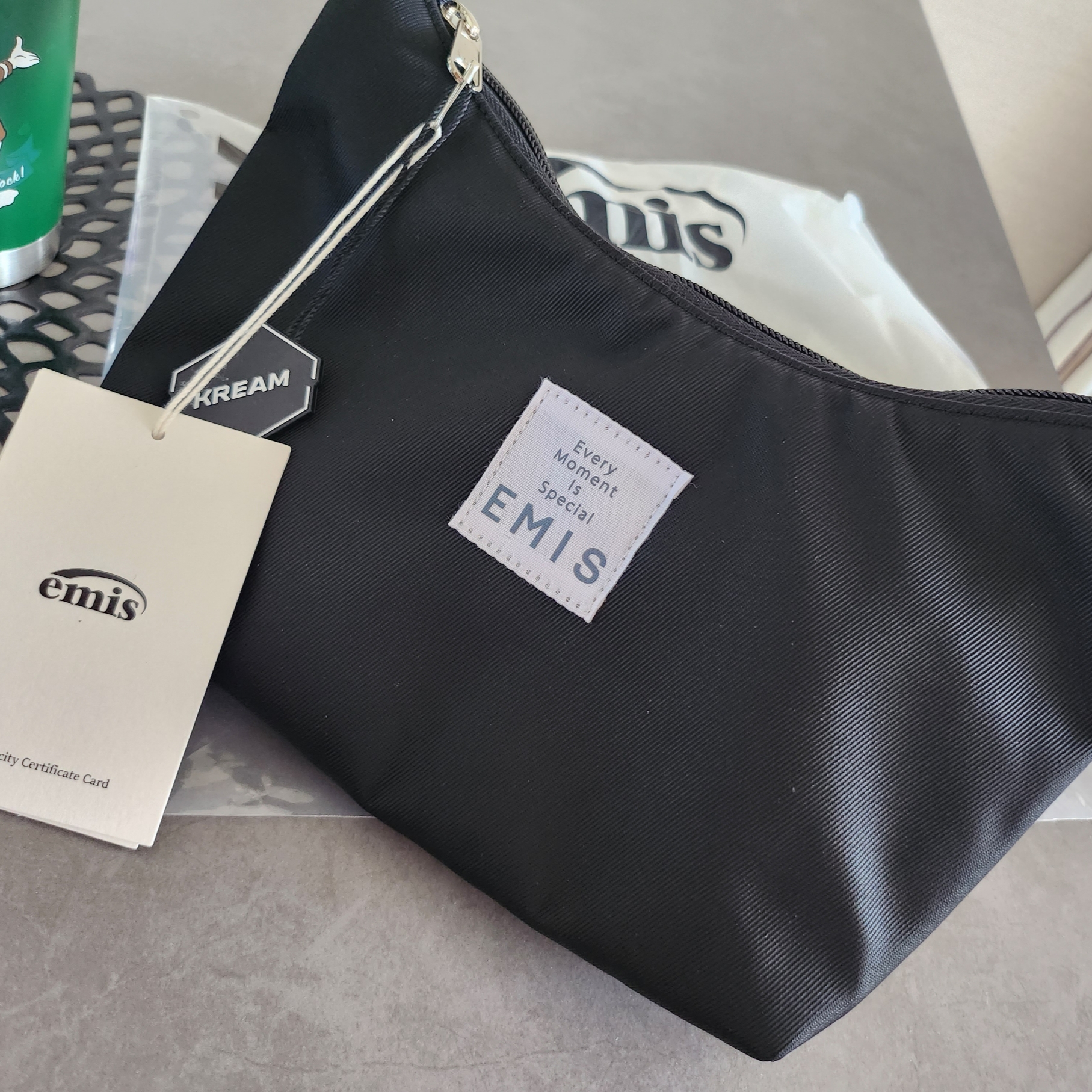 Emis Emis Hobo Bag Black 착용 스타일 - 3