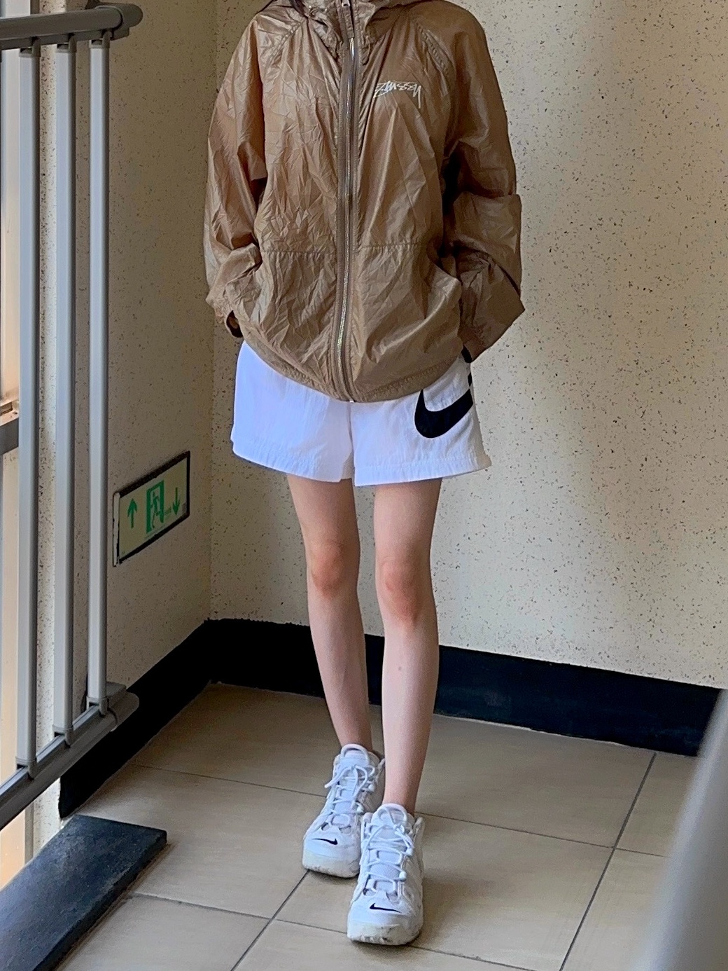 Stussy Beach Shell Wrinkled Nylon Jacket Brown, (W) Nike NSW Essential High Rise Woven Shorts White - Asia 착용 스타일 - 2