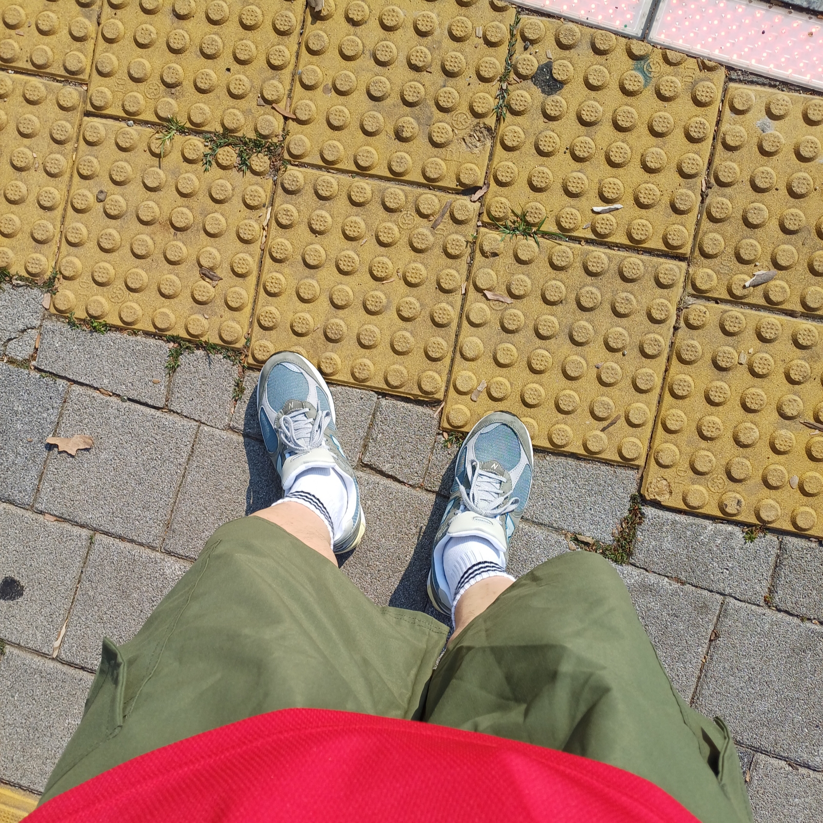 New Balance 2002R Cool Grey 착용 스타일 - 2