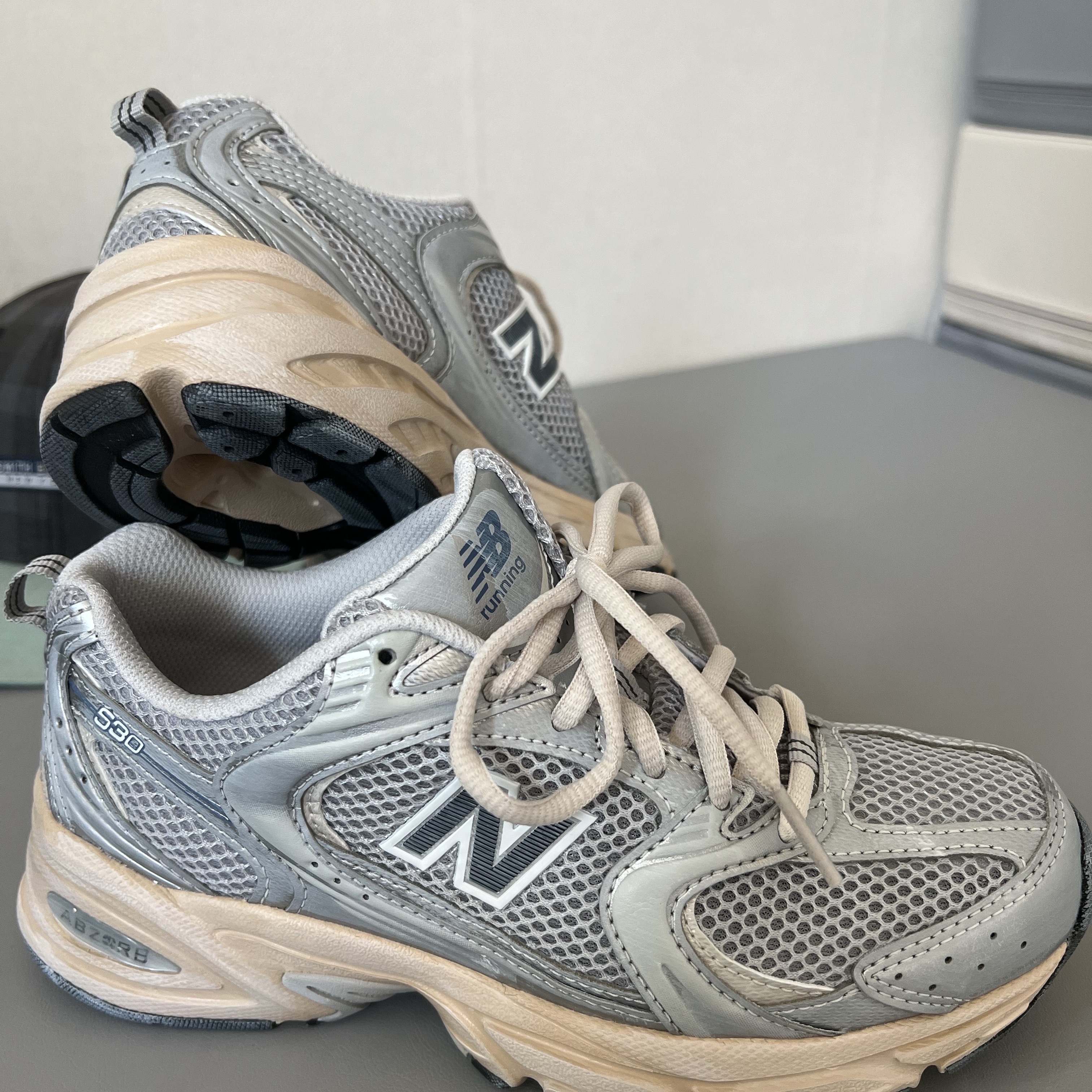 New Balance 530 Vintage Metallic Silver 착용 스타일 - 1