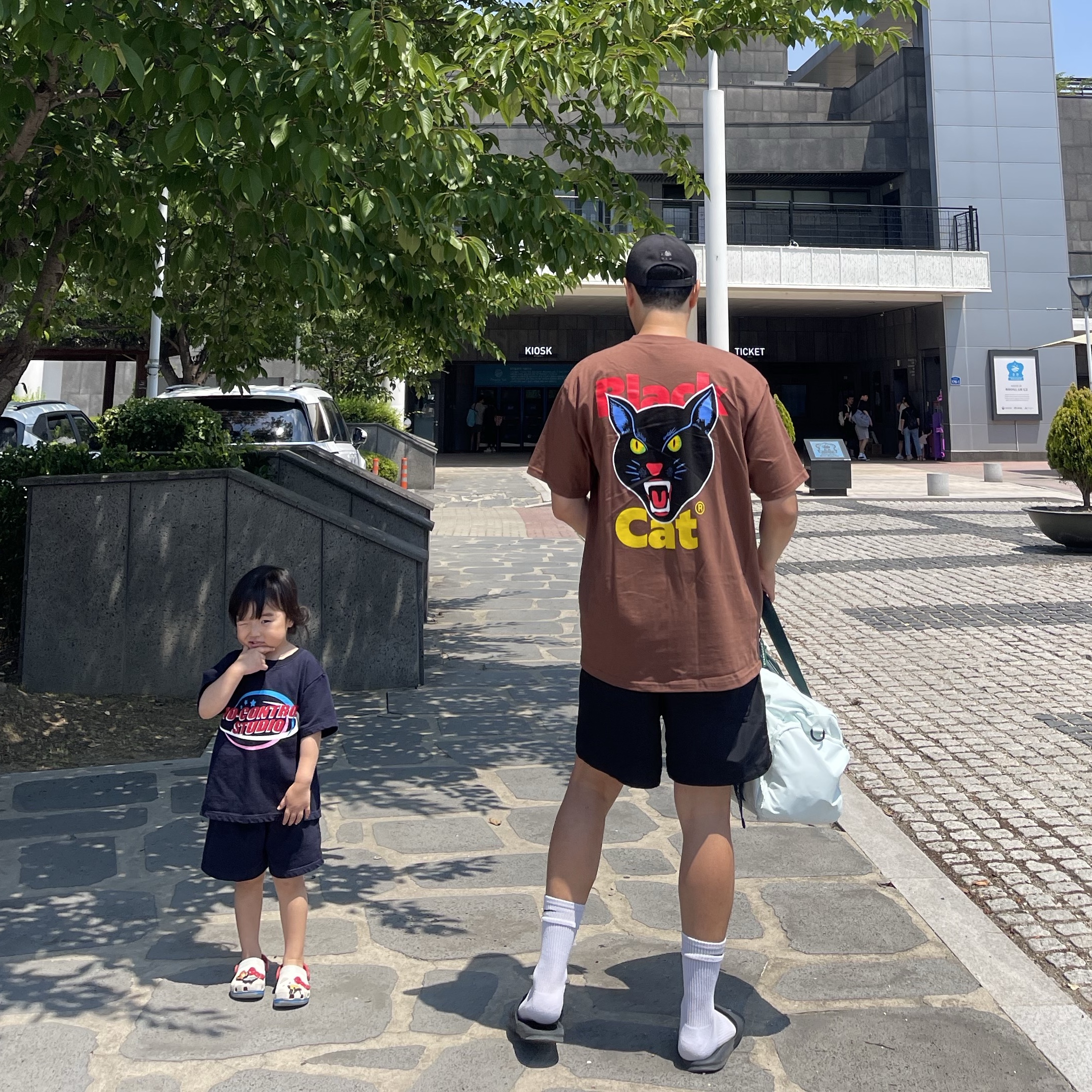 Supreme Black Cat T-Shirt Brown - 24SS, Stussy Stock Water Shorts Black 착용 스타일