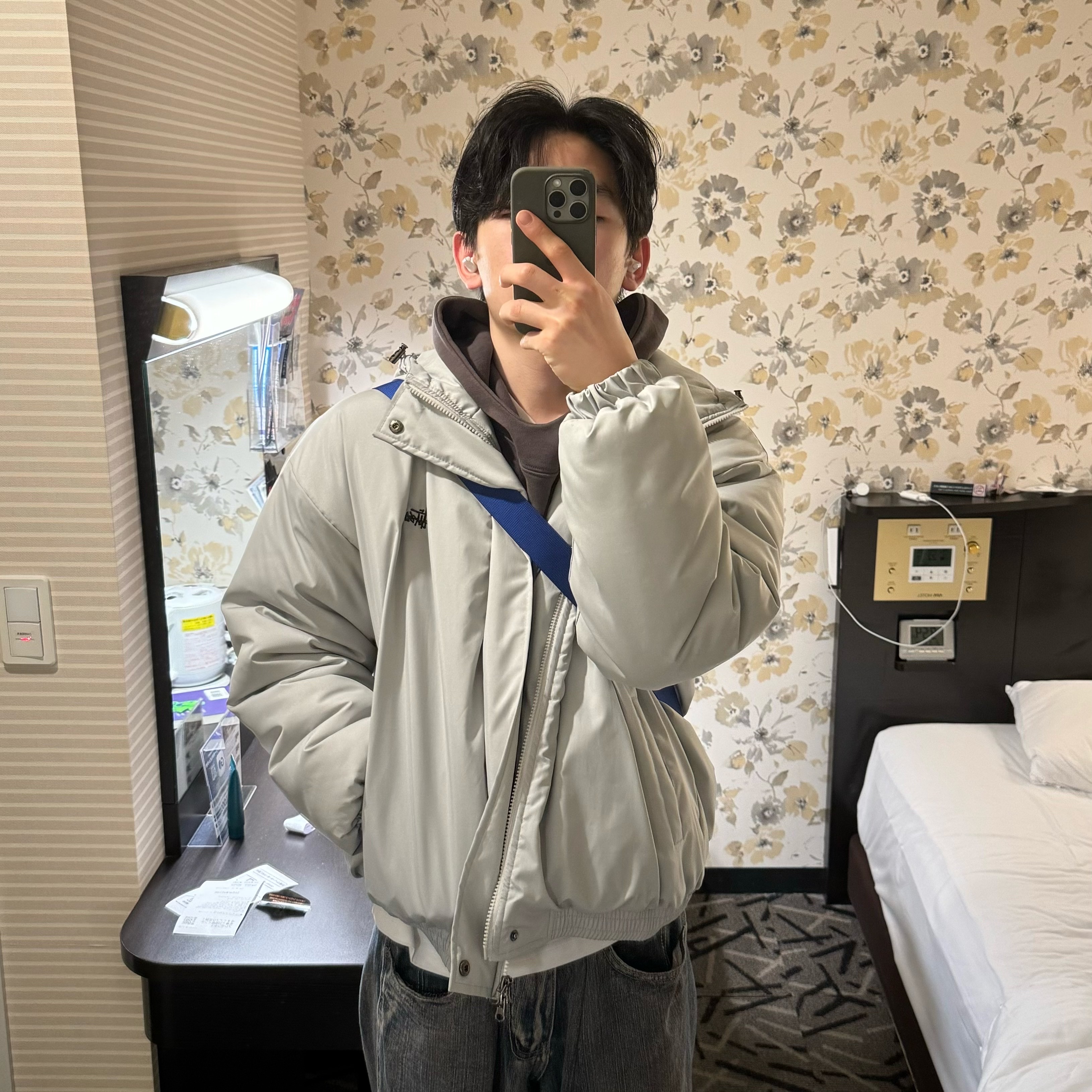 Supreme Small Messenger Bag Silver - 22SS, Yeezy Gap Engineered By Balenciaga Dove Hoodie Dark Grey 착용 스타일