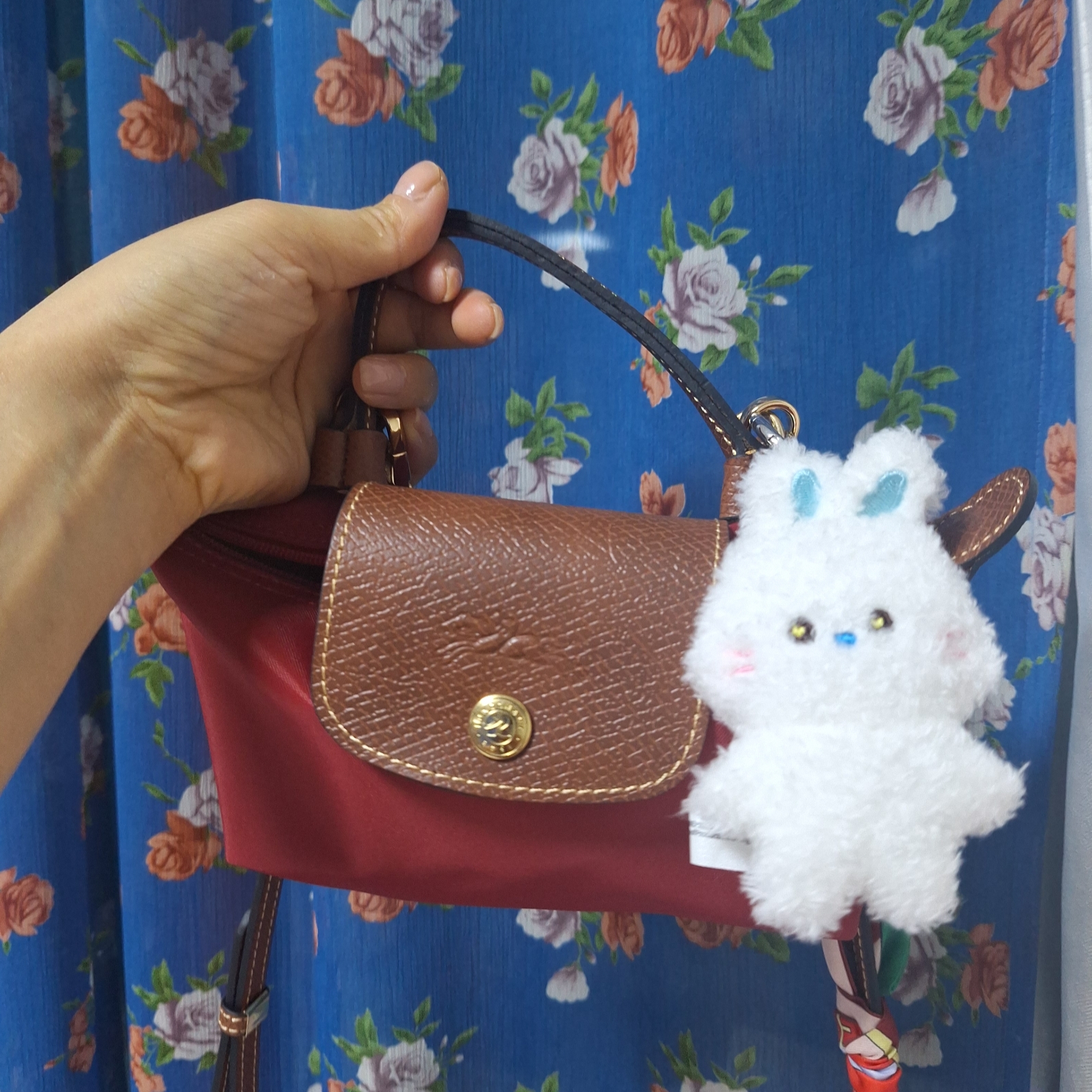 NewJeans Bunini Doll Keyring White, Longchamp Le Pliage Original Handle Pouch Red 착용 스타일 - 2