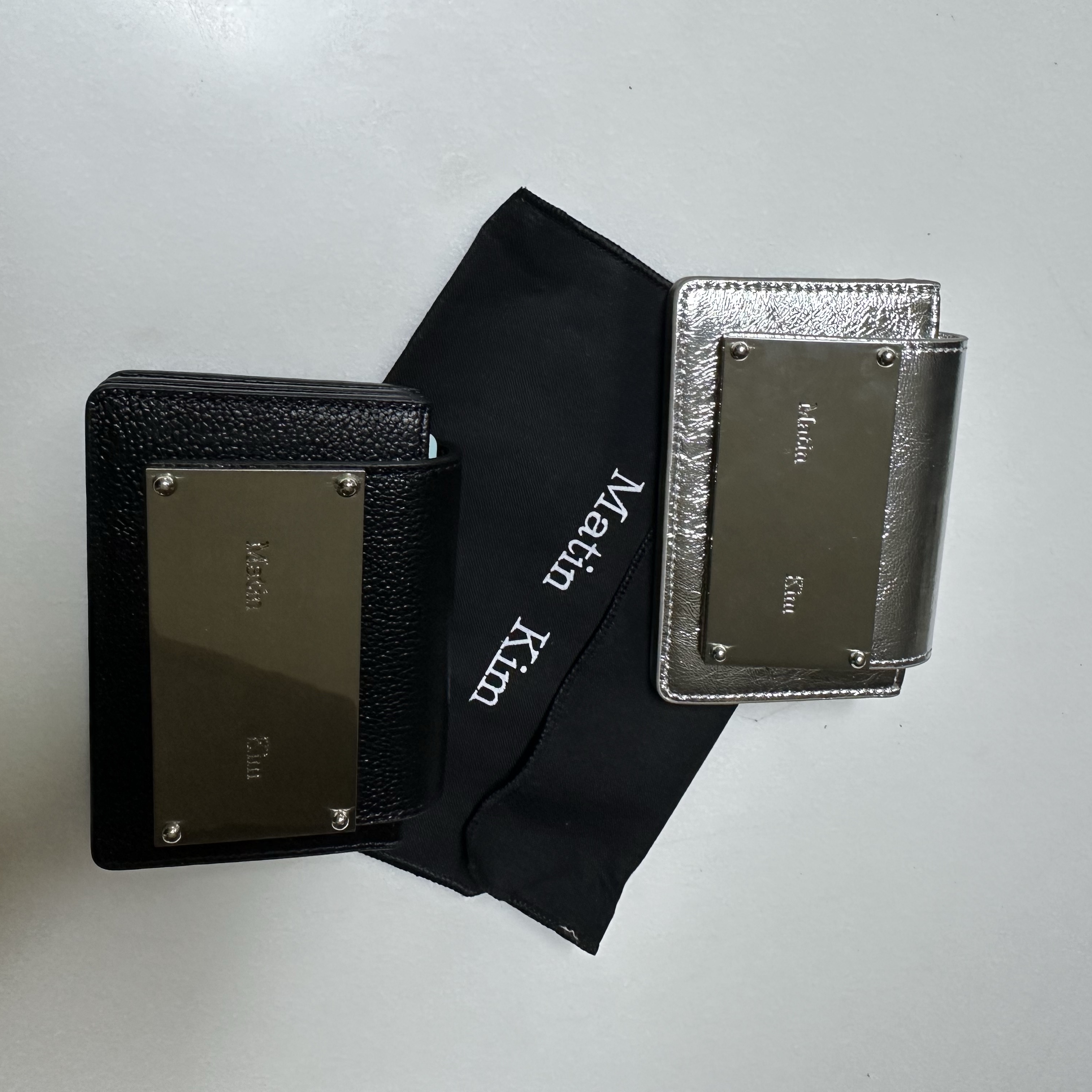 Matin Kim Accordion Wallet Black 착용 스타일 - 1
