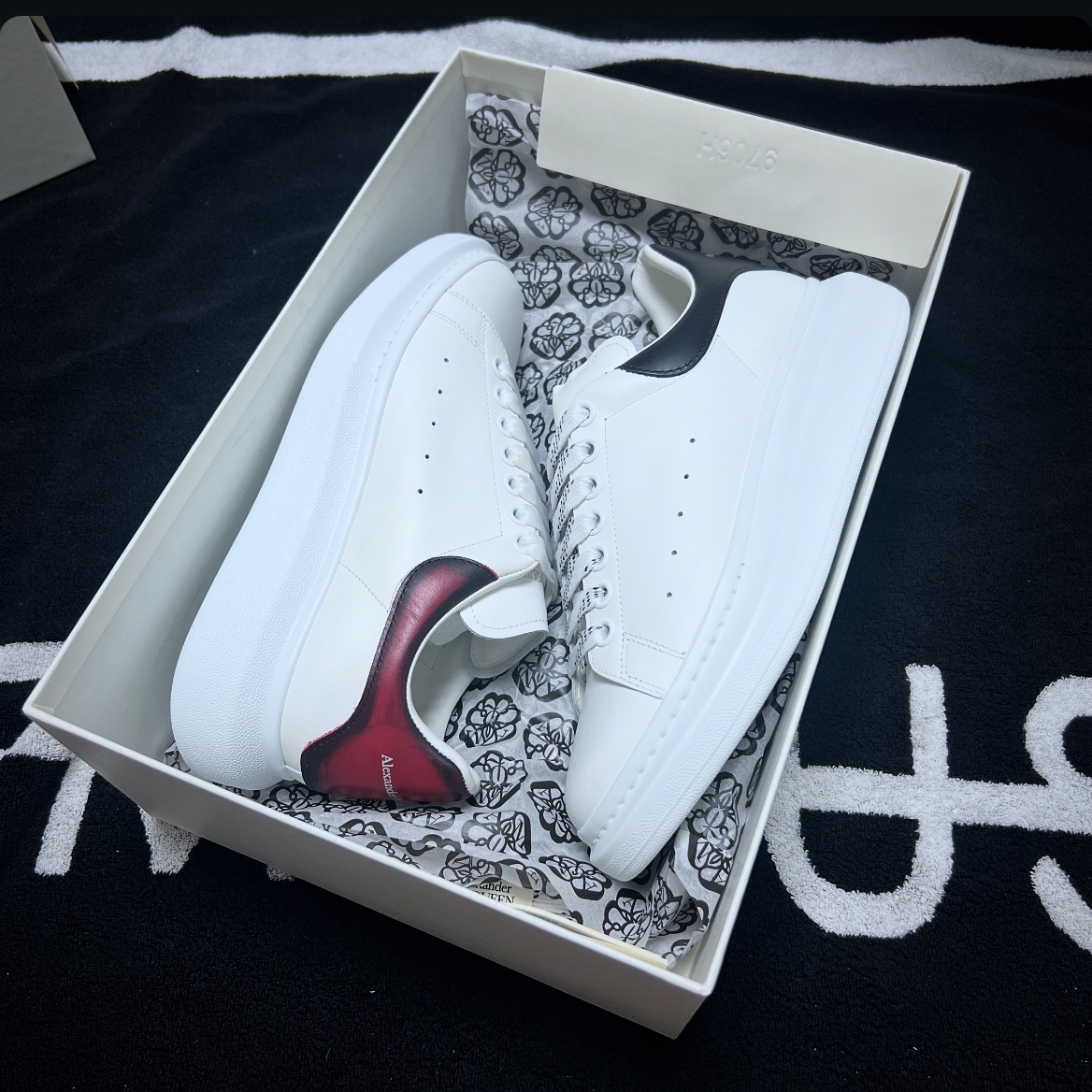 Alexander McQueen Oversized Sneakers White Red, Alexander McQueen Oversized Sneakers White Black 착용 스타일