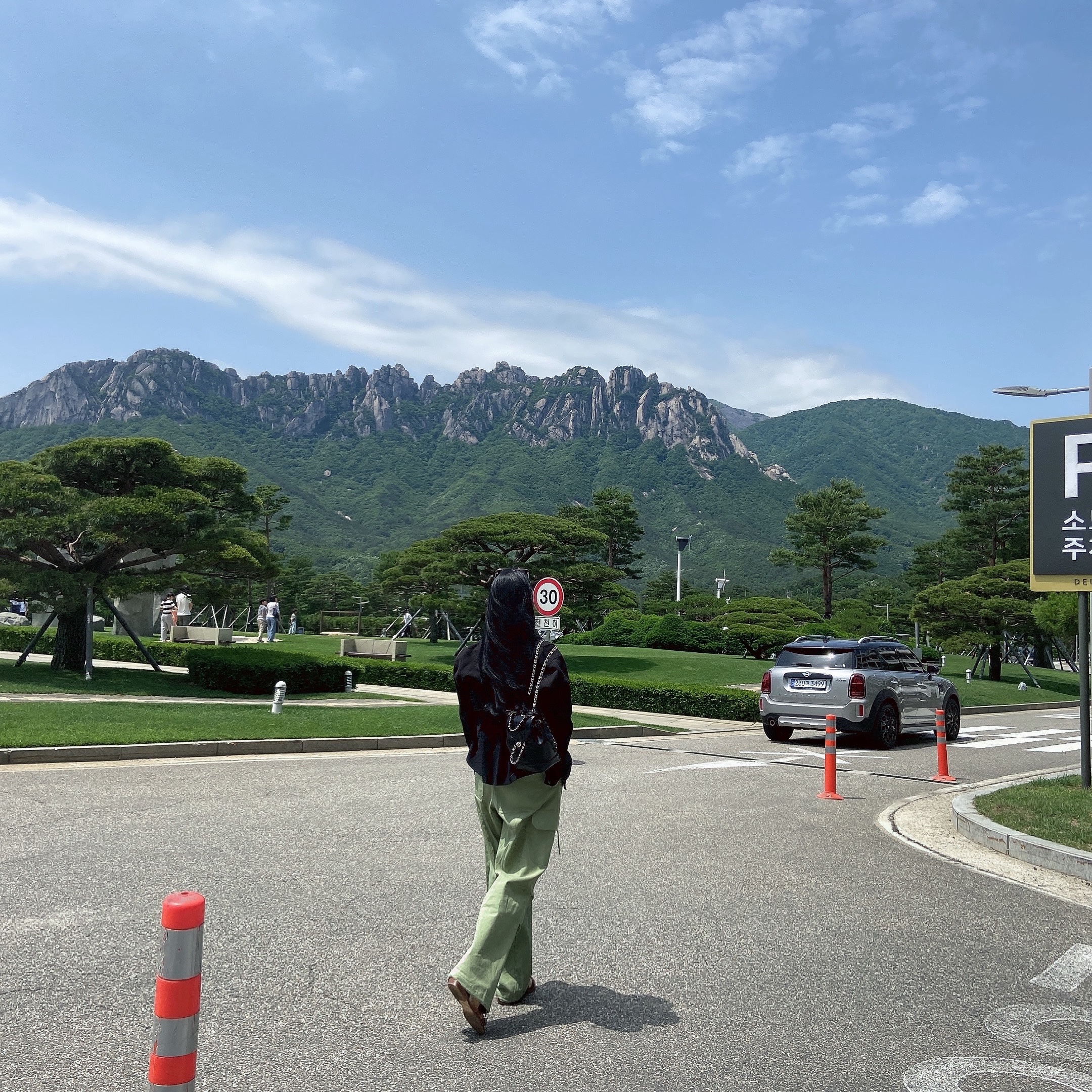 Cardinal Red Hawoo-A Bag Black, (W) Hermes Oran Sandal Calfskin & Gold Piqures Ecrues 착용 스타일 - 1