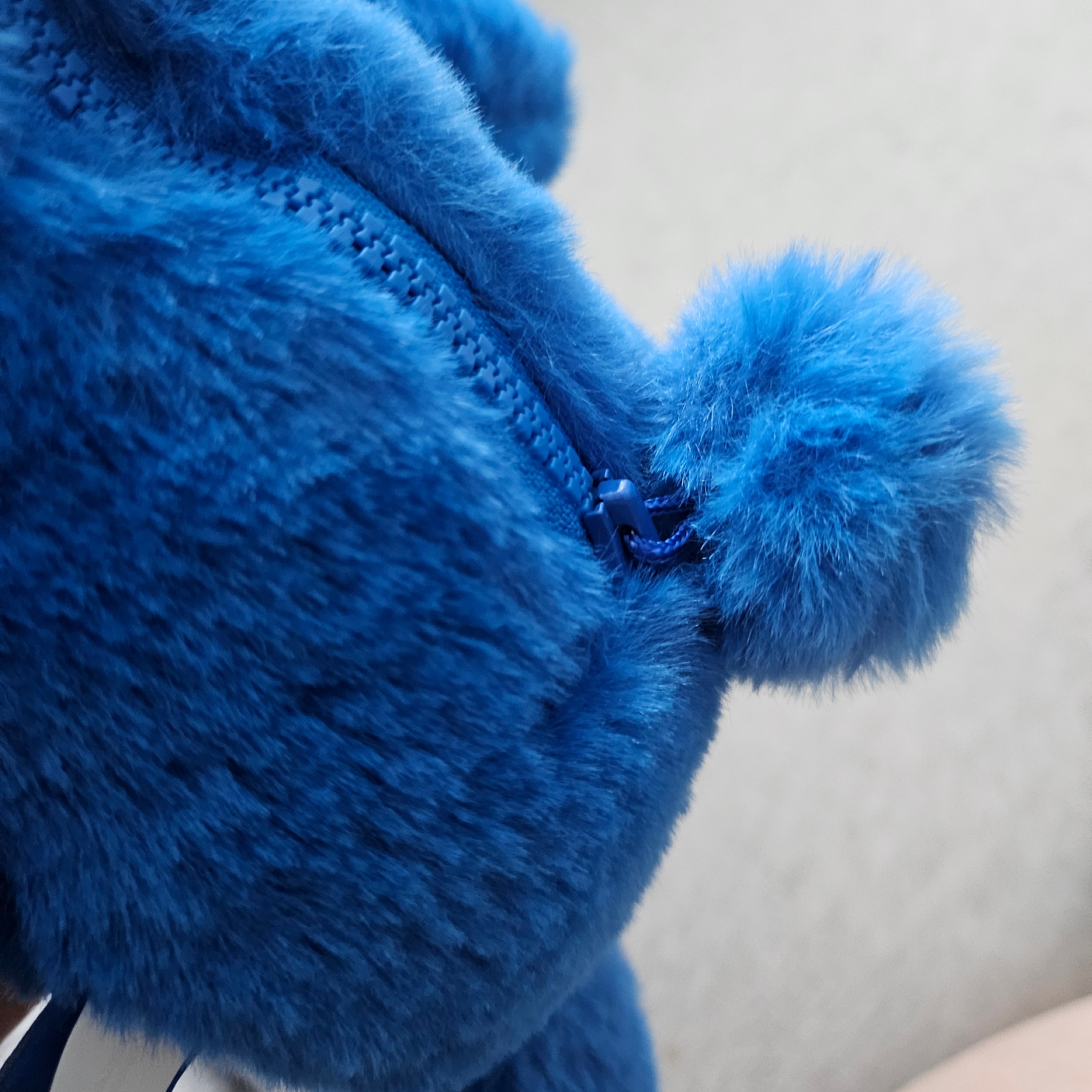 NewJeans x Coller Rabbit Pouch Tide Blue 착용 스타일 - 2
