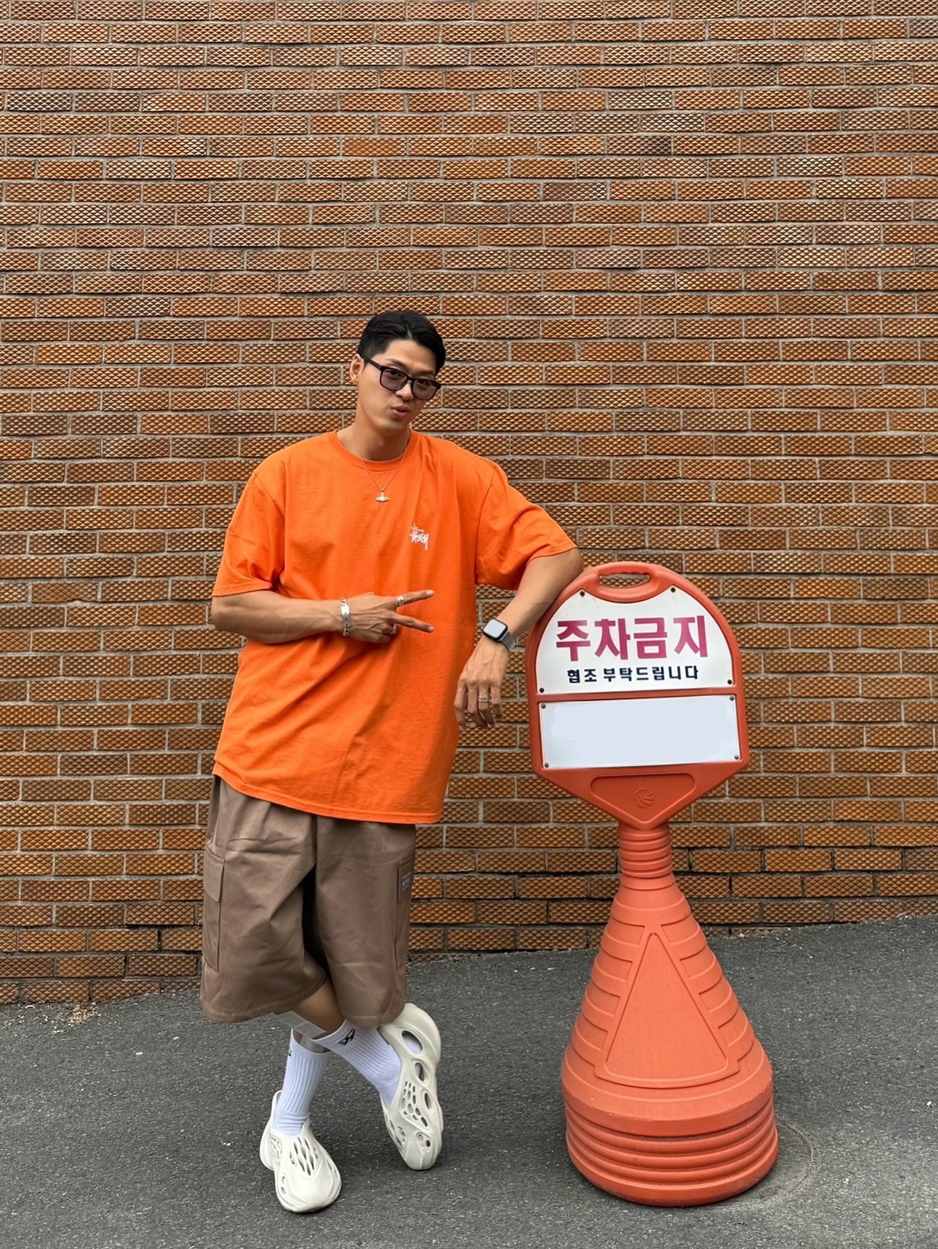 Adidas Yeezy Foam RNNR Sand, Stussy Basic Stussy T-Shirt Coral 2023 착용 스타일 - 1
