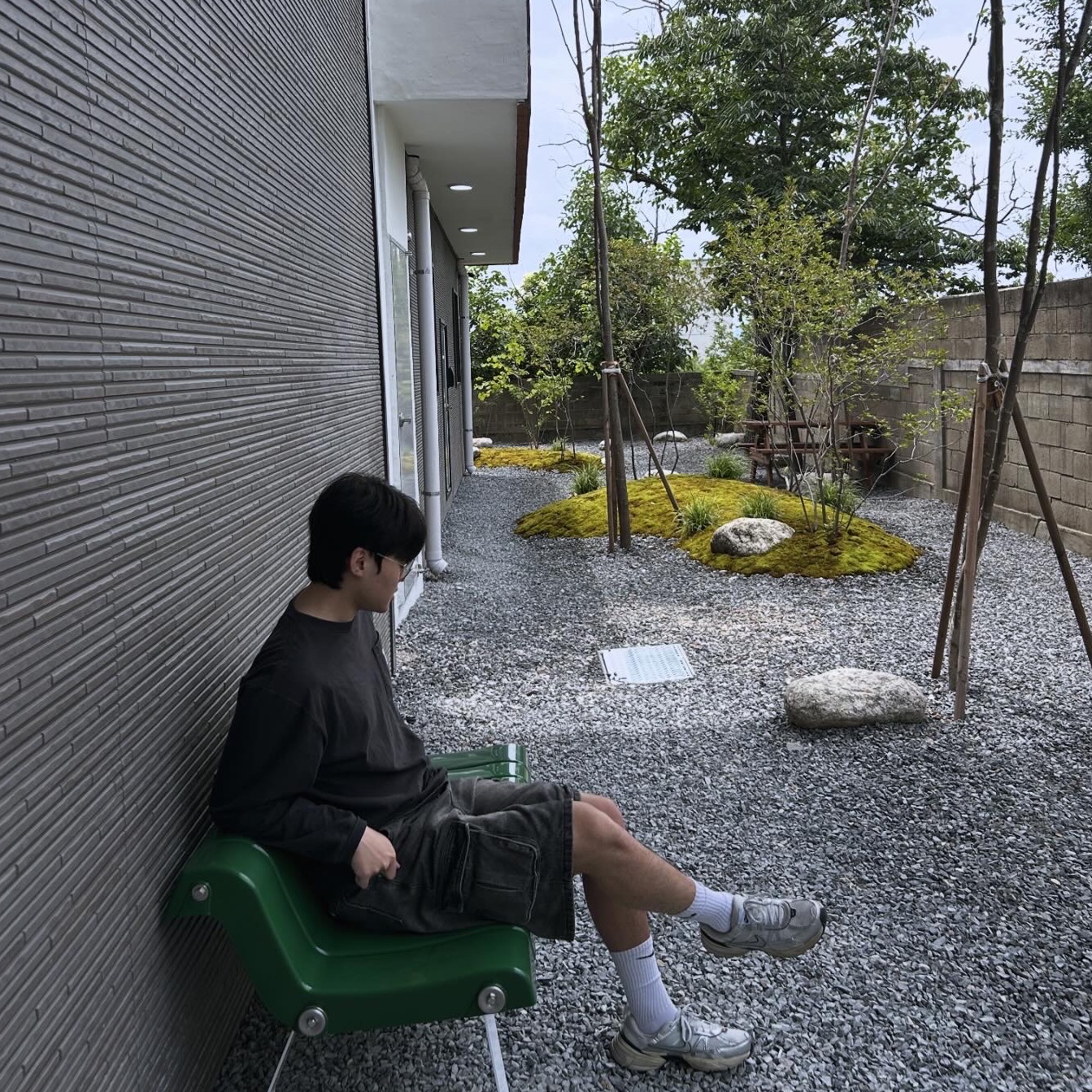 Carhartt Loose Fit Heavyweight Regular Long Sleeve Pocket T-Shirt Black, Nike V2K Run Summit White Metallic Silver 착용 스타일 - 2