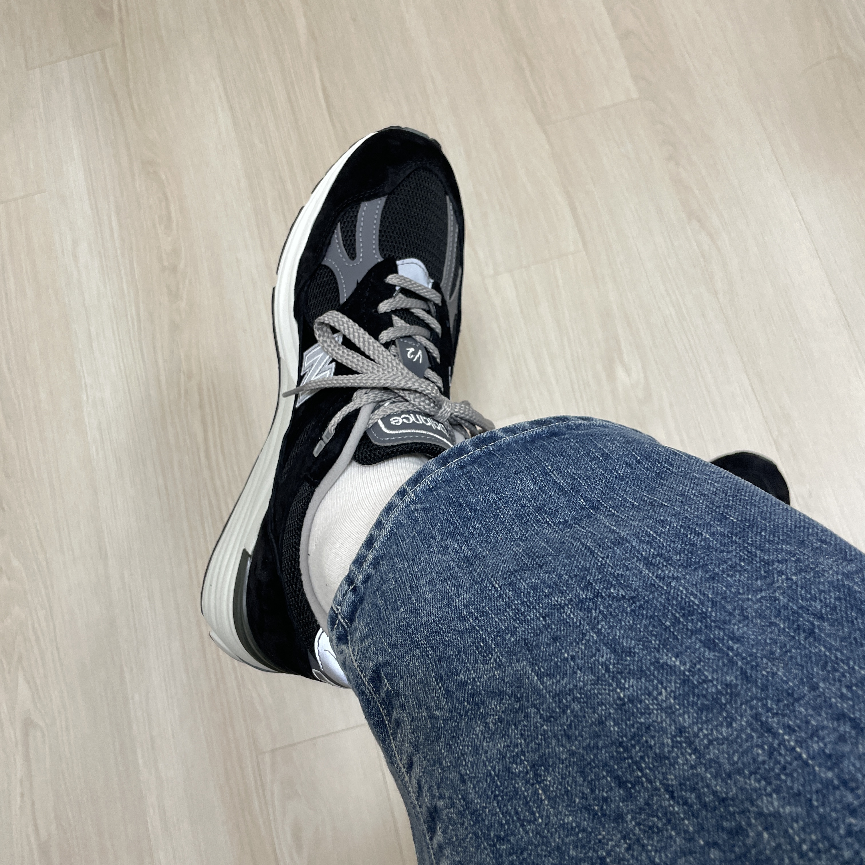 New Balance 991v2 Made in UK Black 착용 스타일 - 3