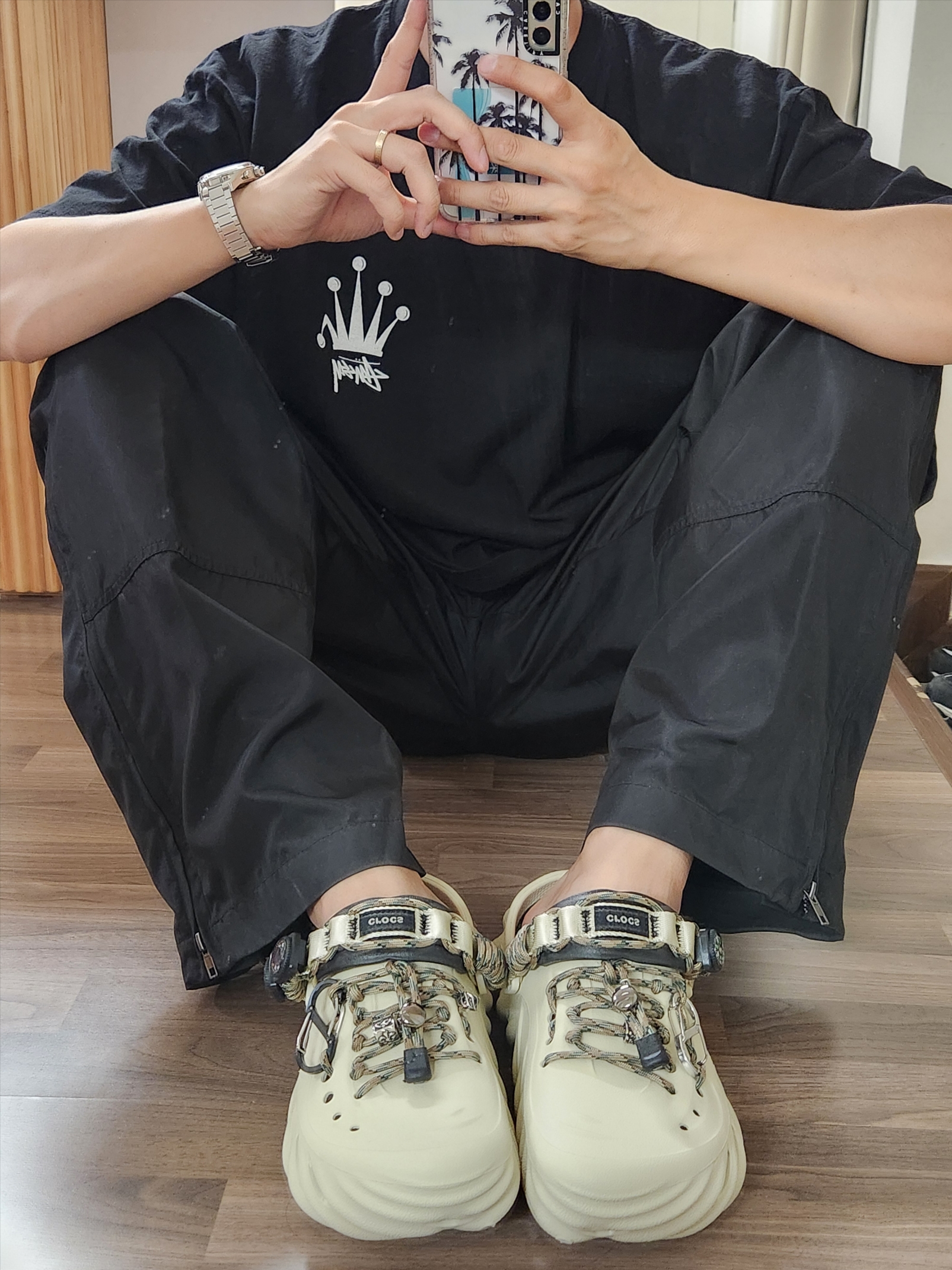 Crocs Echo Clog Bone Black, Stussy Regal Crown Pigment Dyed T-Shirt Black 착용 스타일 - 1