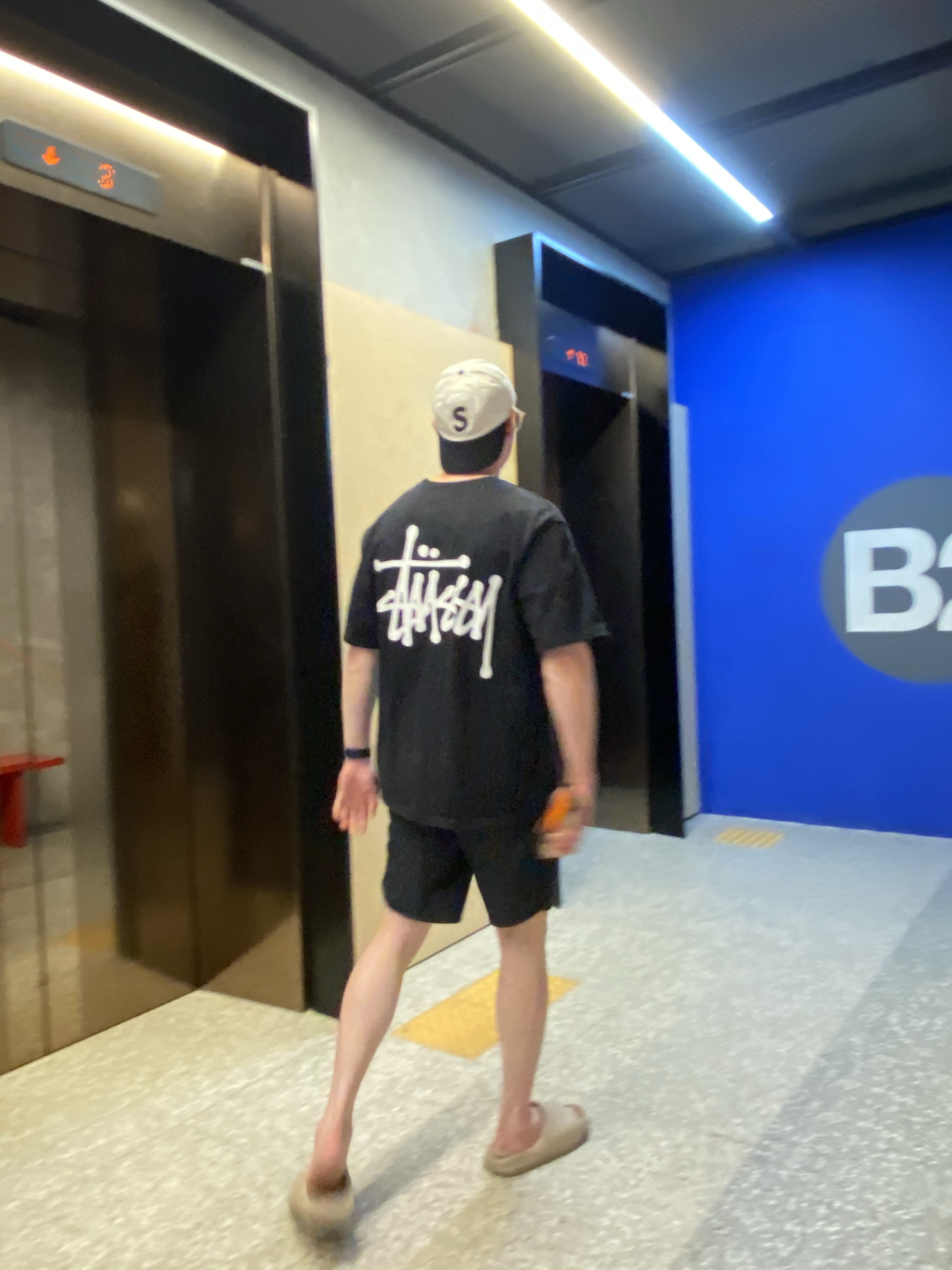 Stussy Basic Stussy T-Shirt Black 2024, 2025, Supreme 2-Tone S Logo 6-Panel Stone - 24SS 착용 스타일 - 3