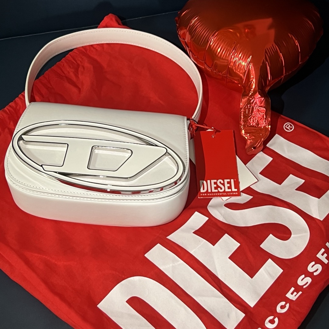 Diesel 1DR Shoulder Bag in Nappa Leather White 착용 스타일