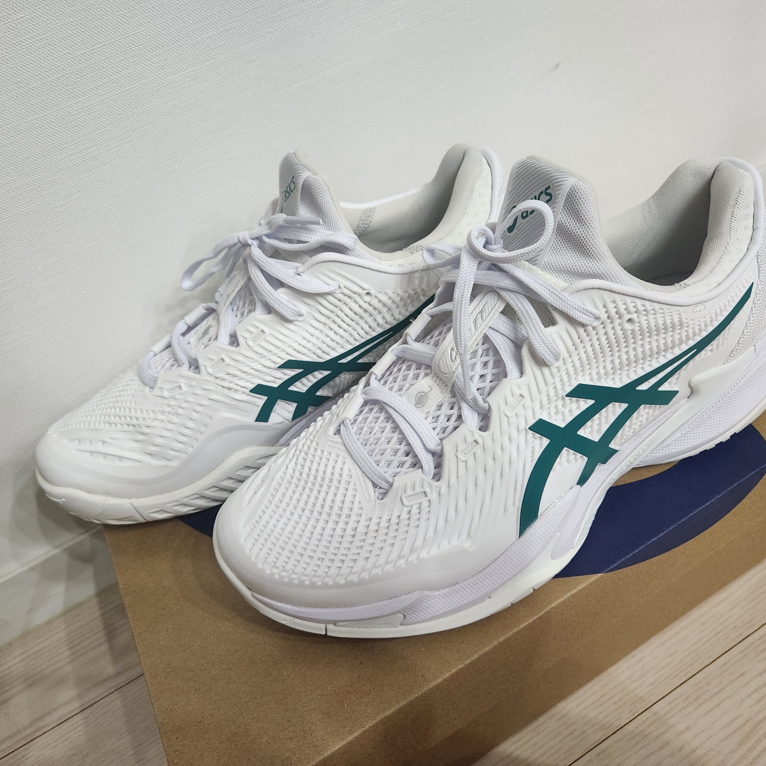 Asics Court FF 3 Novak White Pitch Green 착용 스타일 - 1
