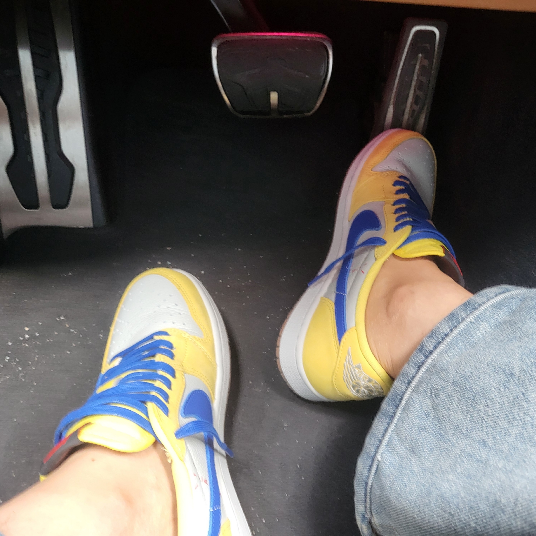 (W) Jordan 1 x Travis Scott Retro Low OG SP Canary 착용 스타일 - 1