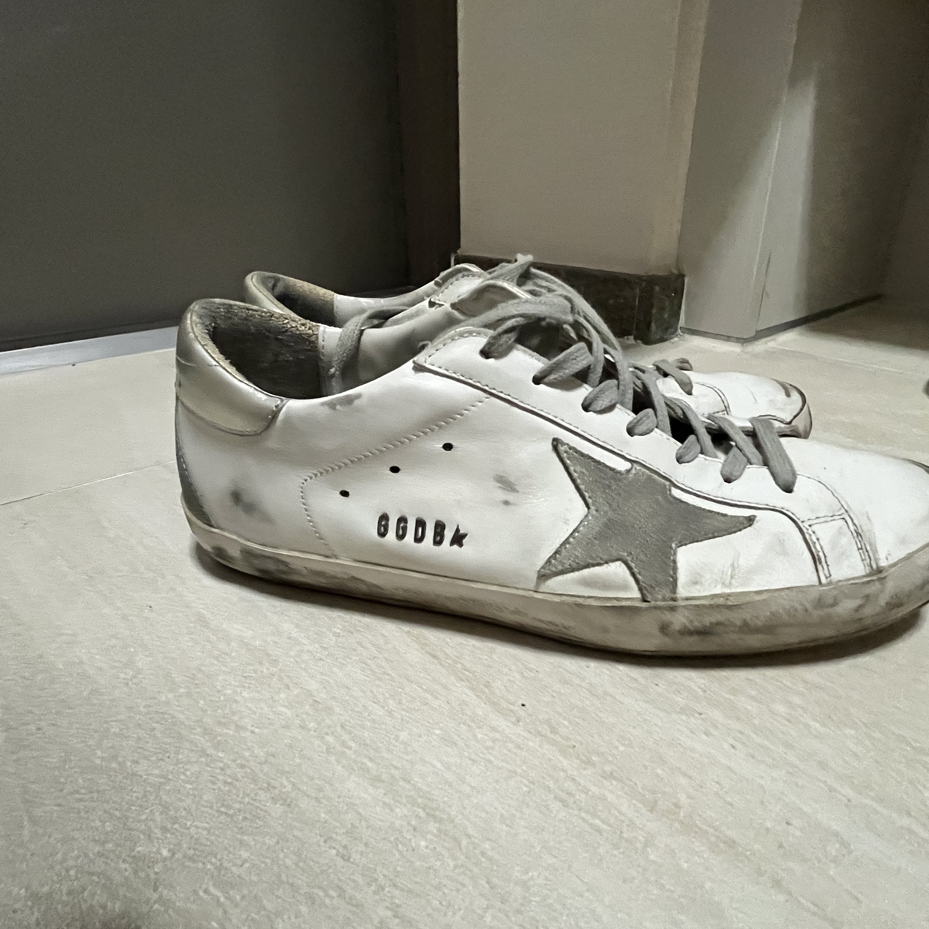 Golden Goose Superstar White Silver Heel Tab Sneakers 착용 스타일