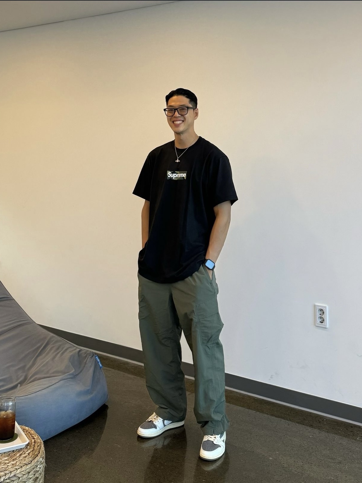 Supreme Box Logo T-Shirt Black - 23FW, Jordan 1 x Travis Scott Retro Low OG SP Sail and Ridgerock 착용 스타일 - 6