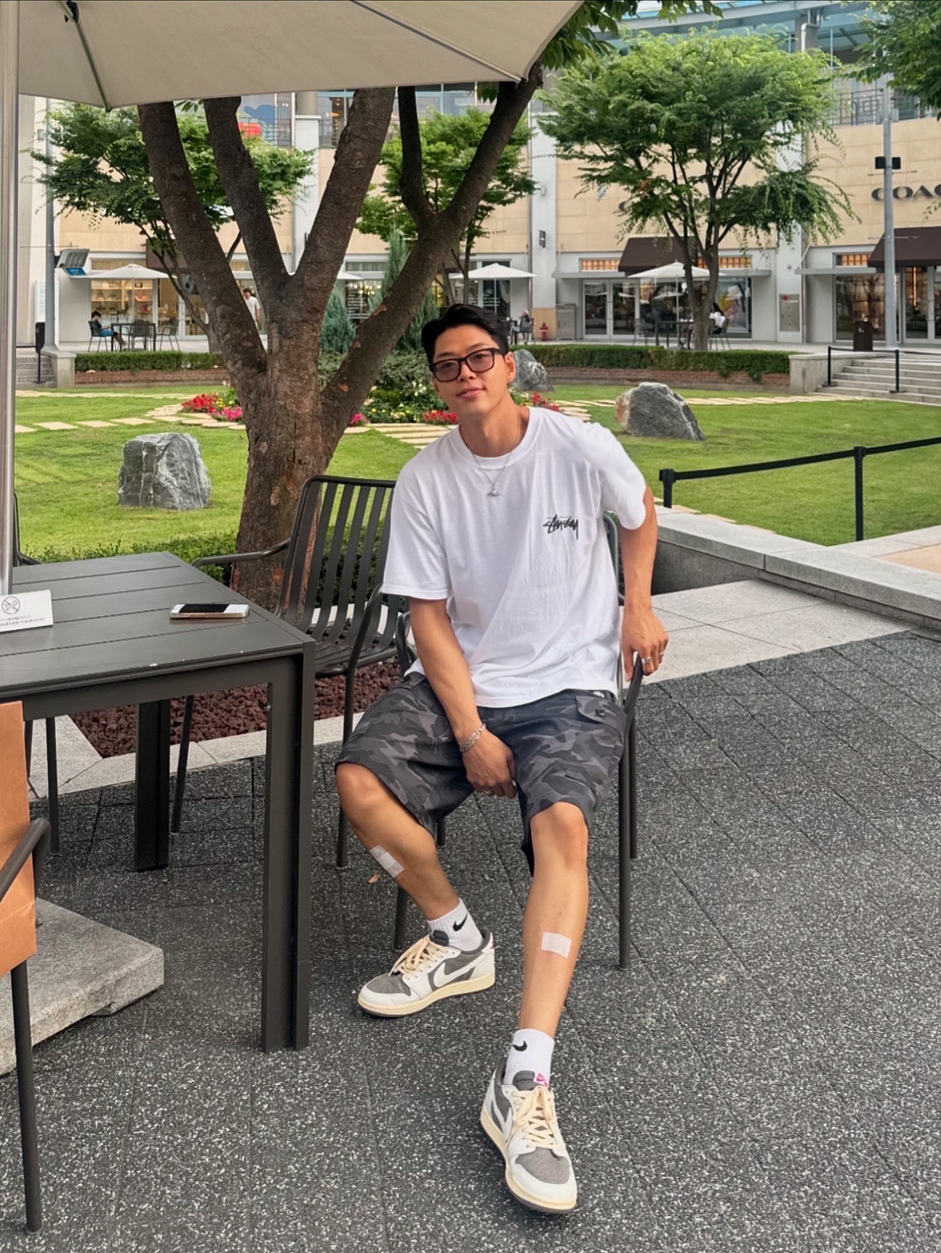 Jordan 1 x Travis Scott Retro Low OG SP Sail and Ridgerock, Stussy Fuzzy Dice T-Shirt White 착용 스타일 - 1