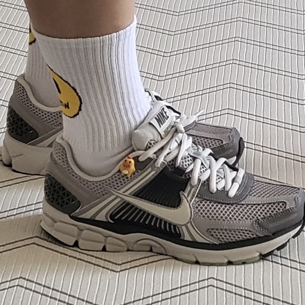 (W) Nike Zoom Vomero 5 Cobblestone and Flat Pewter 착용 스타일 - 2
