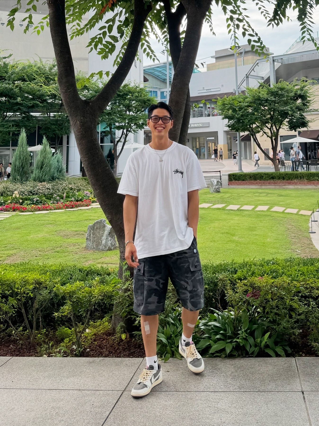 Jordan 1 x Travis Scott Retro Low OG SP Sail and Ridgerock, Stussy Fuzzy Dice T-Shirt White 착용 스타일 - 2
