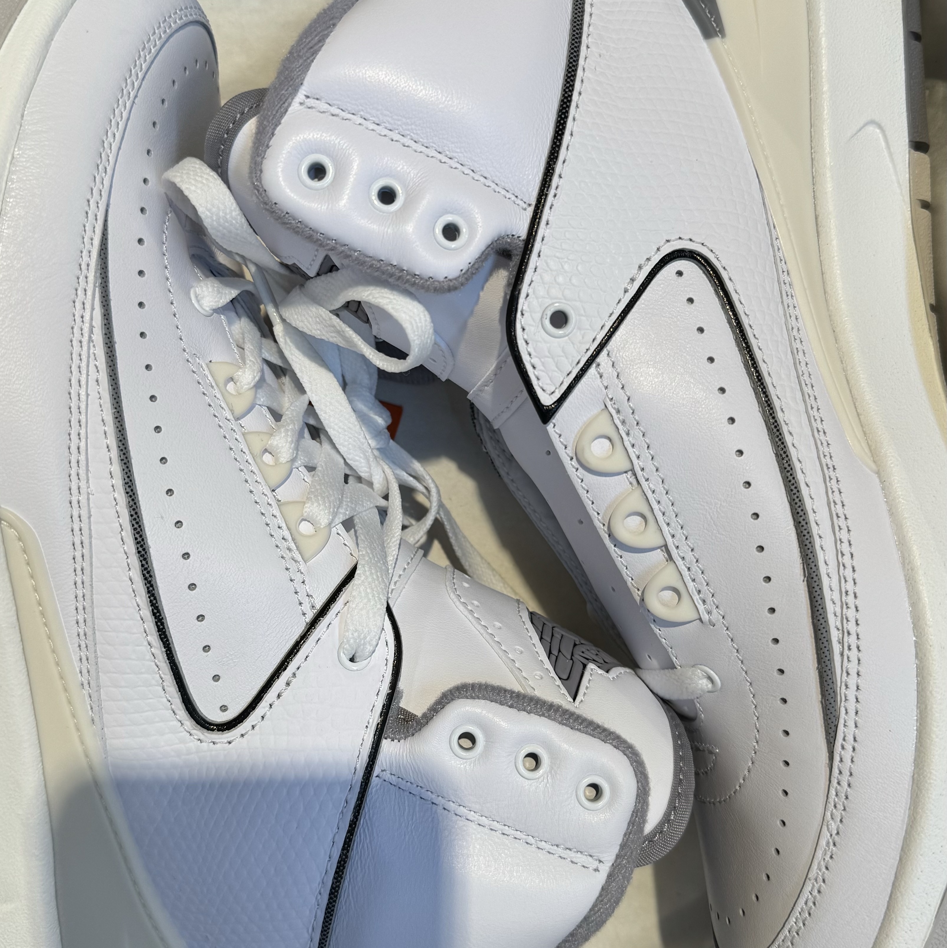 Jordan 2 Retro White and Cement Grey 착용 스타일