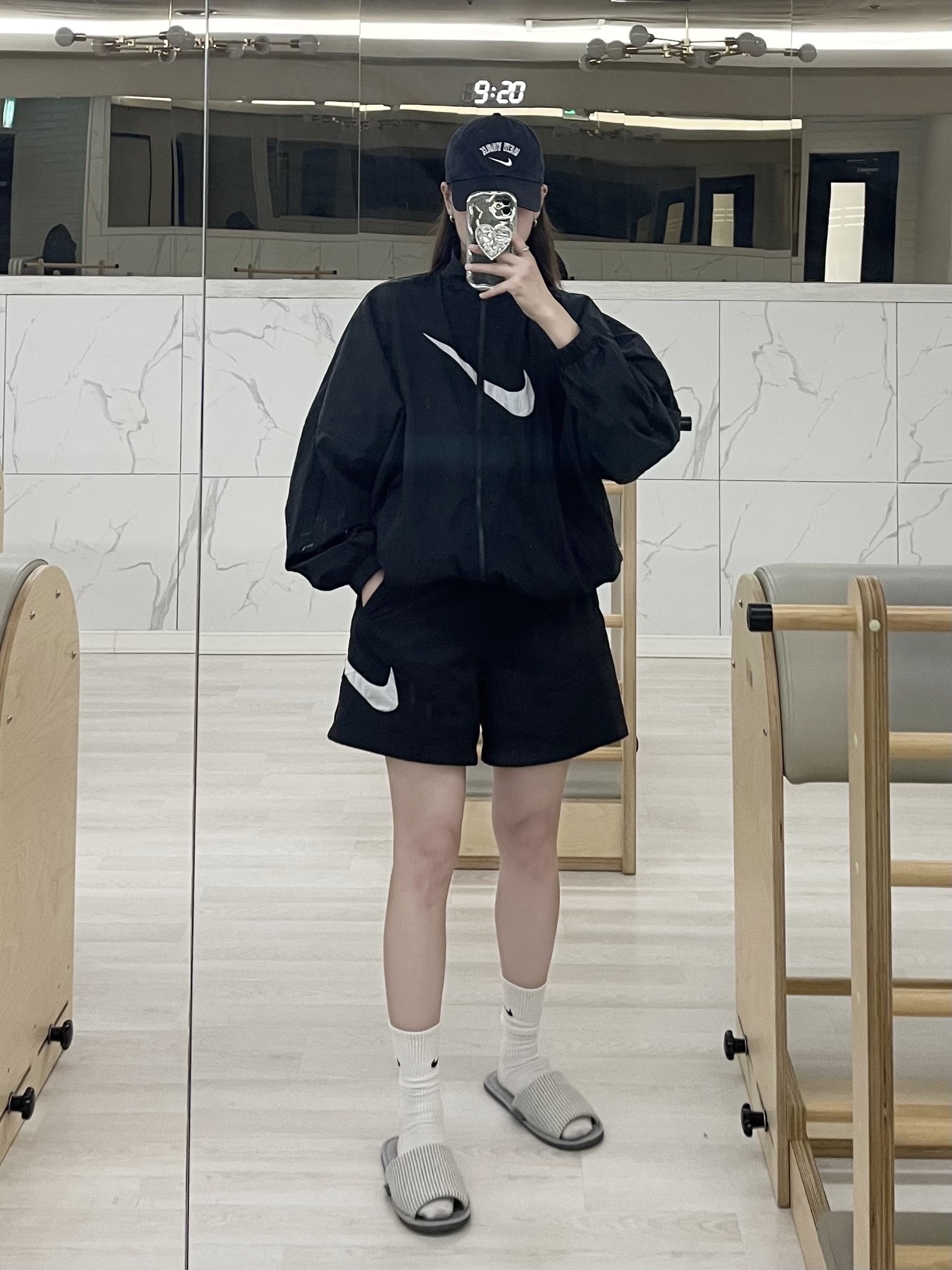(W) Nike NSW Essential Woven Jacket Black - US/EU, Nike Heritage 86 Wordmark Swoosh MLB New York Yankees Adjustable Hat Navy 착용 스타일 - 1
