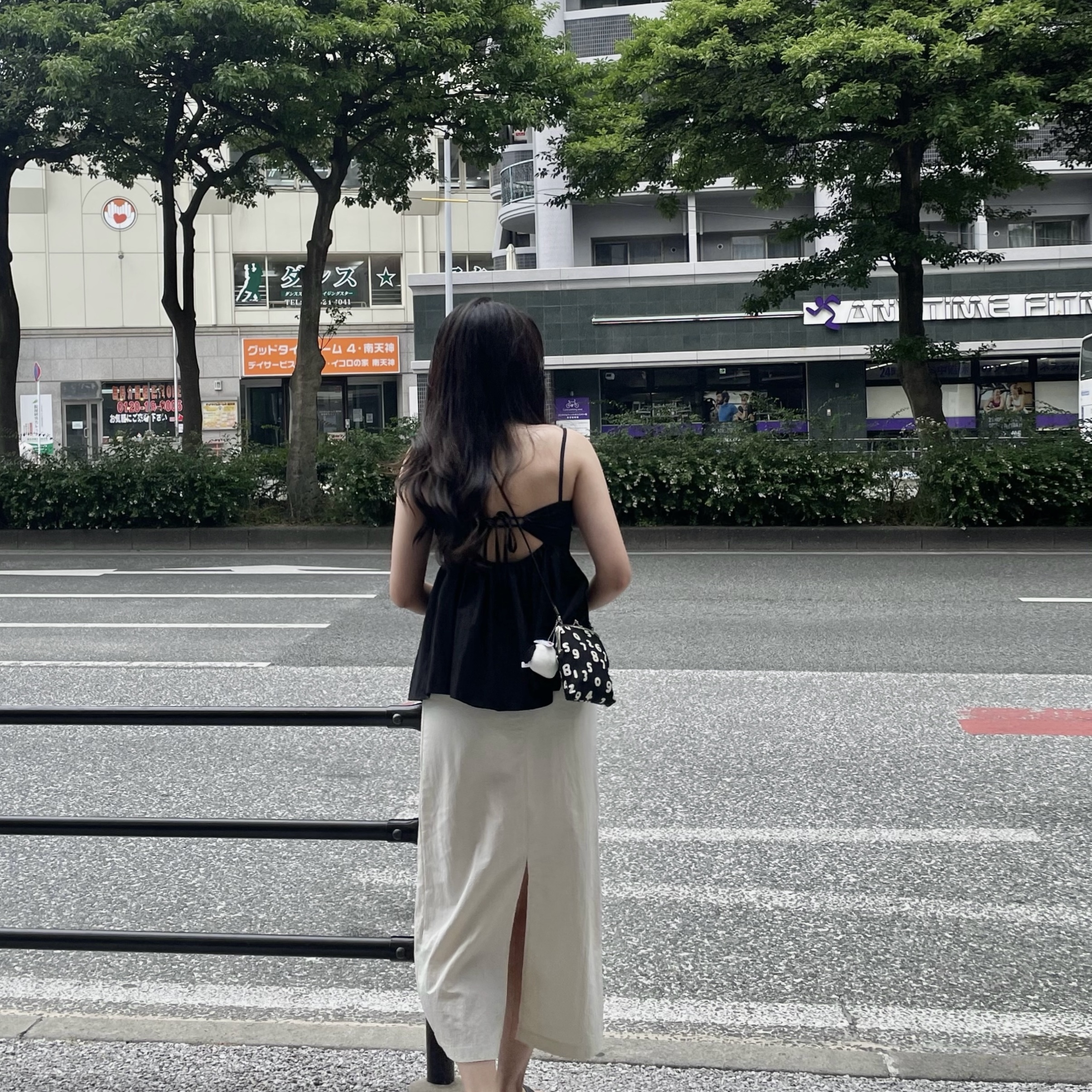 Sou Sou Canvas Soft Gamaguchi Bag Large Black (with 110cm Black Leather Strap) 착용 스타일
