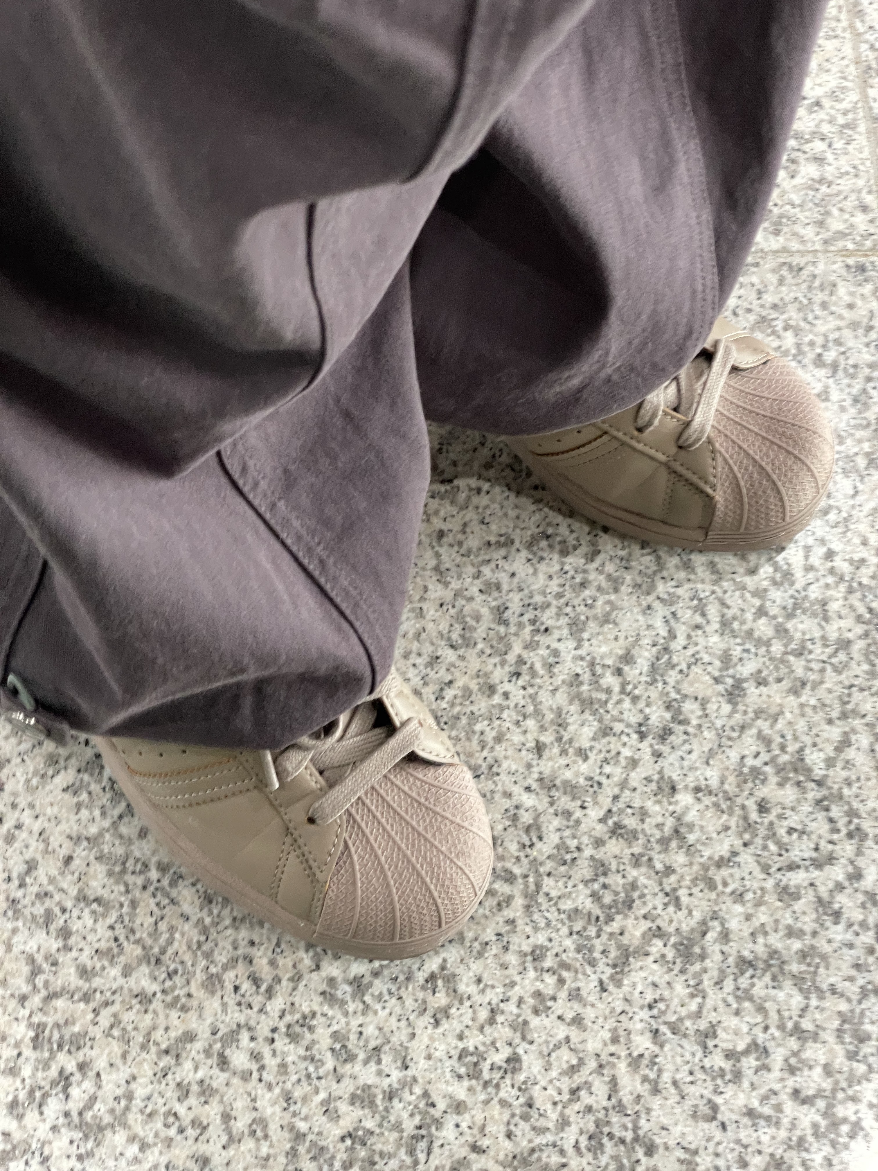 Adidas Superstar Chalky Brown, (W) Mischief Drawstring Pants Purple Brown 착용 스타일 - 3