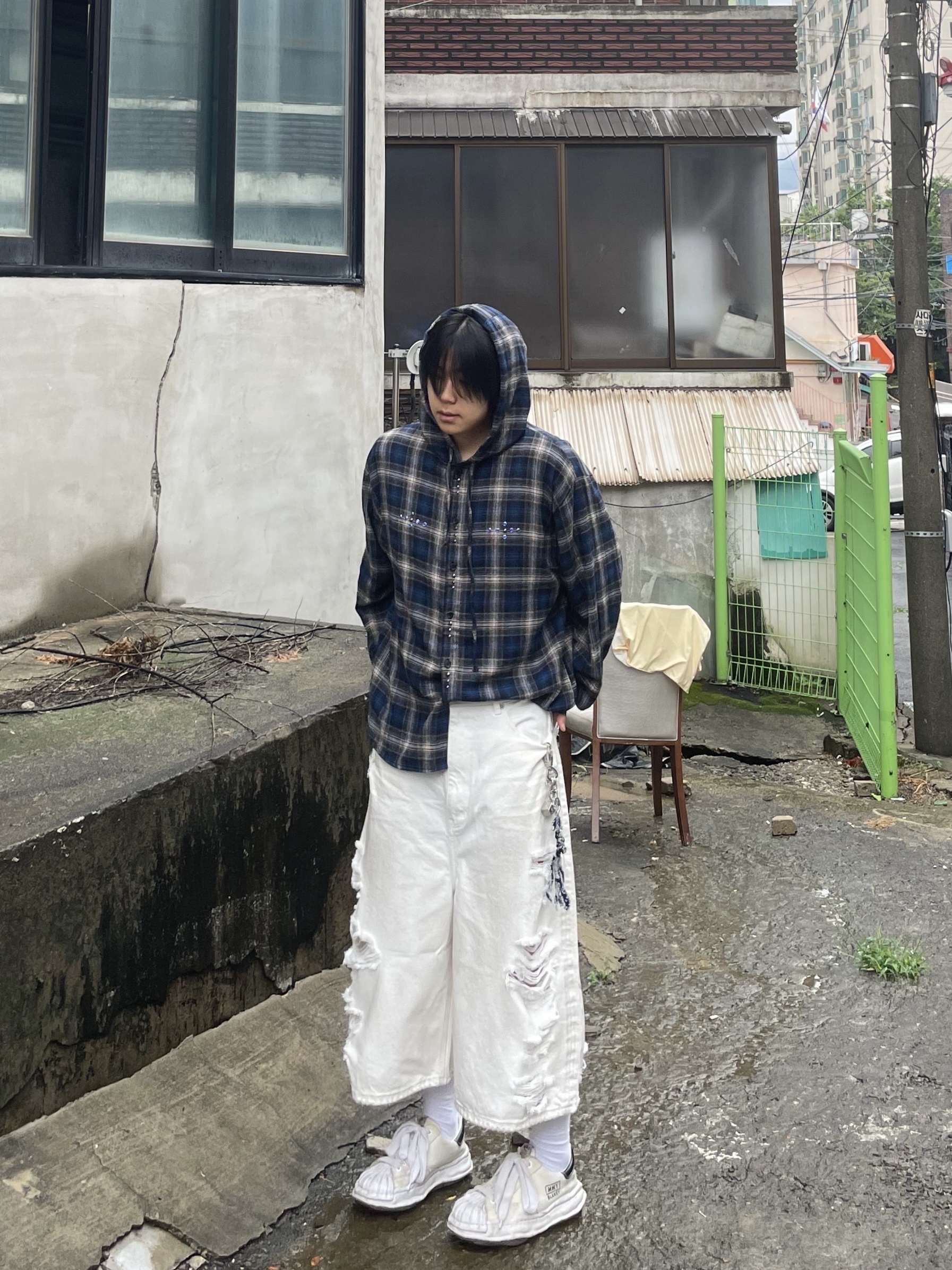 Maison Mihara Yasuhiro Blakey OG Sole Canvas Low-top Sneakers White, Stussy Metal Dice Keychain Silver 착용 스타일
