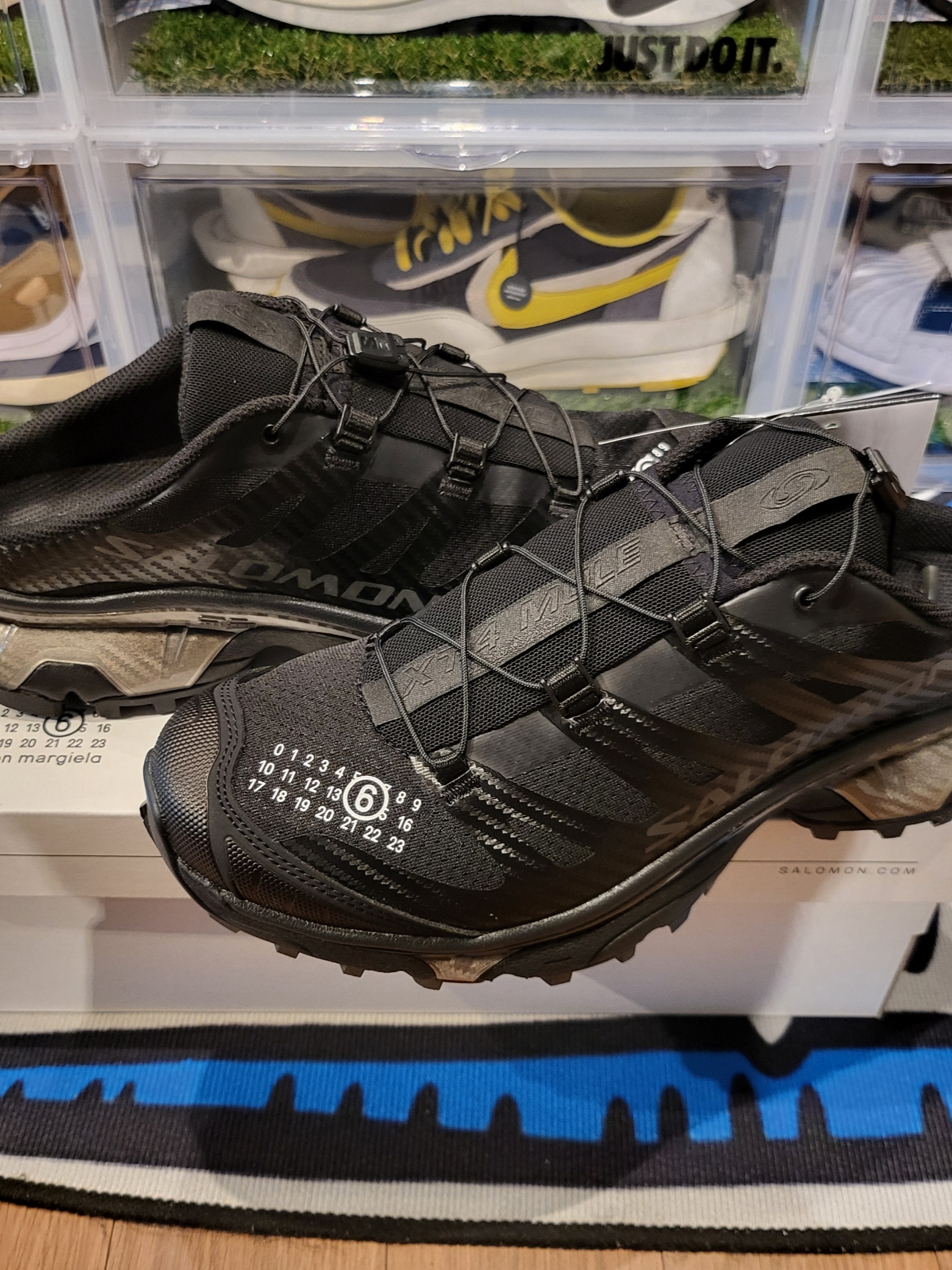 Salomon x MM6 Maison Margiela XT-4 Mule Black 착용 스타일 - 2