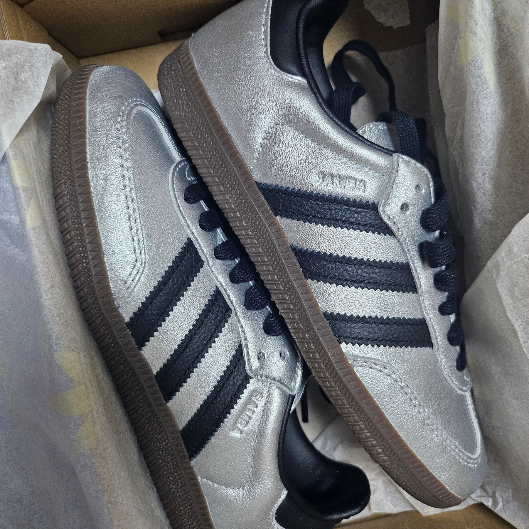 (W) Adidas Samba OG Silver Metalic Core Black Gum 착용 스타일