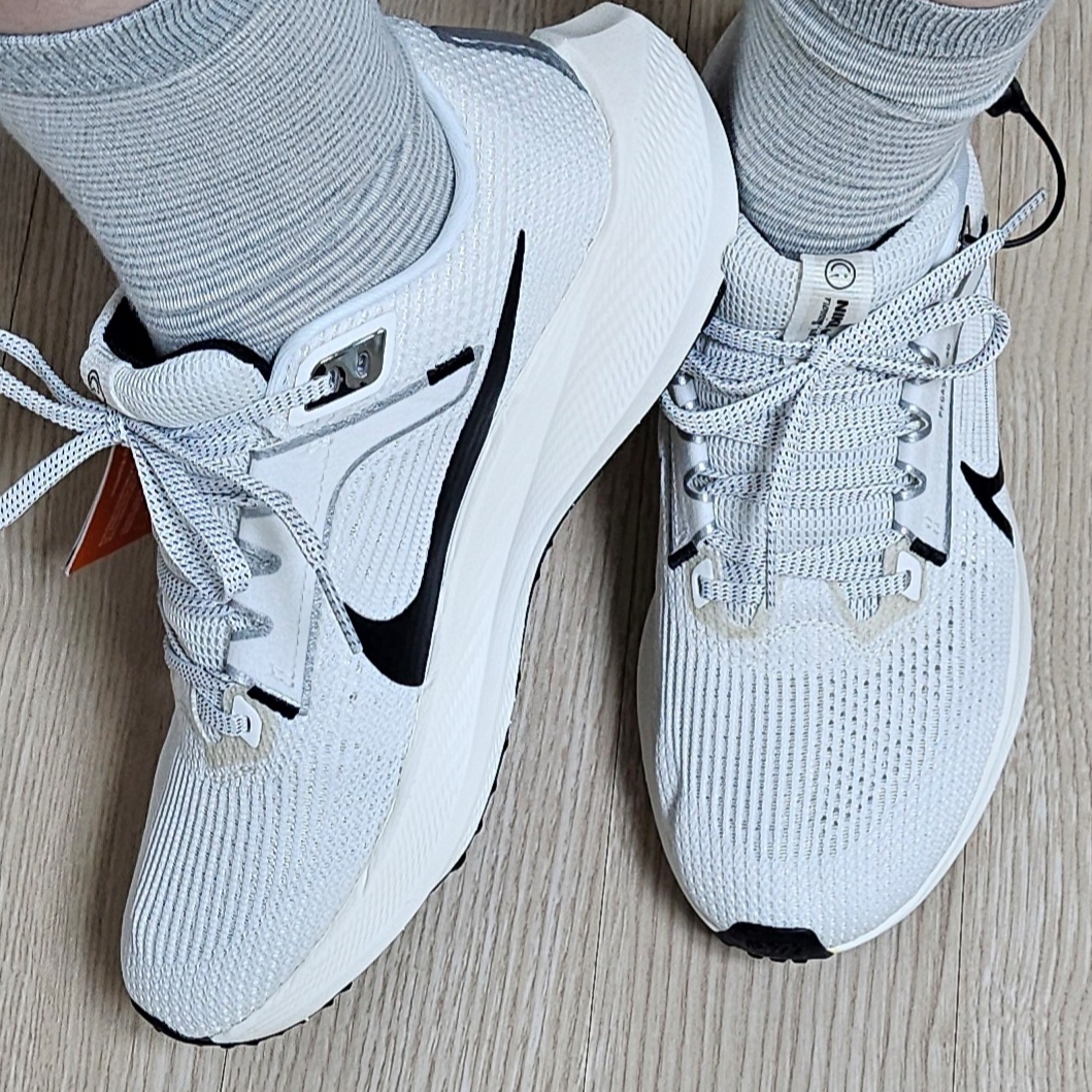 (W) Nike Air Zoom Pegasus 40 Sail Coconut Milk 착용 스타일
