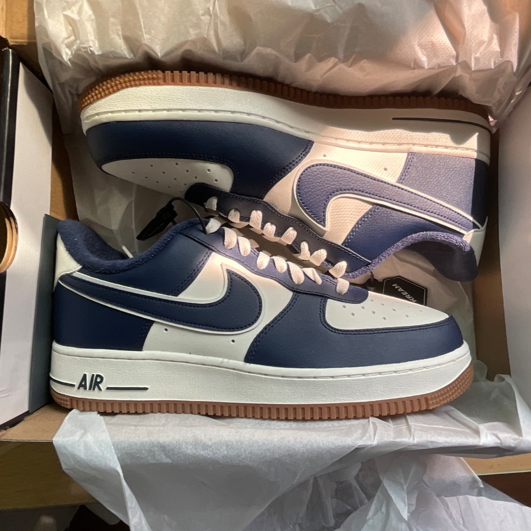 Nike Air Force 1 '07 LV8 Midnight Navy 착용 스타일