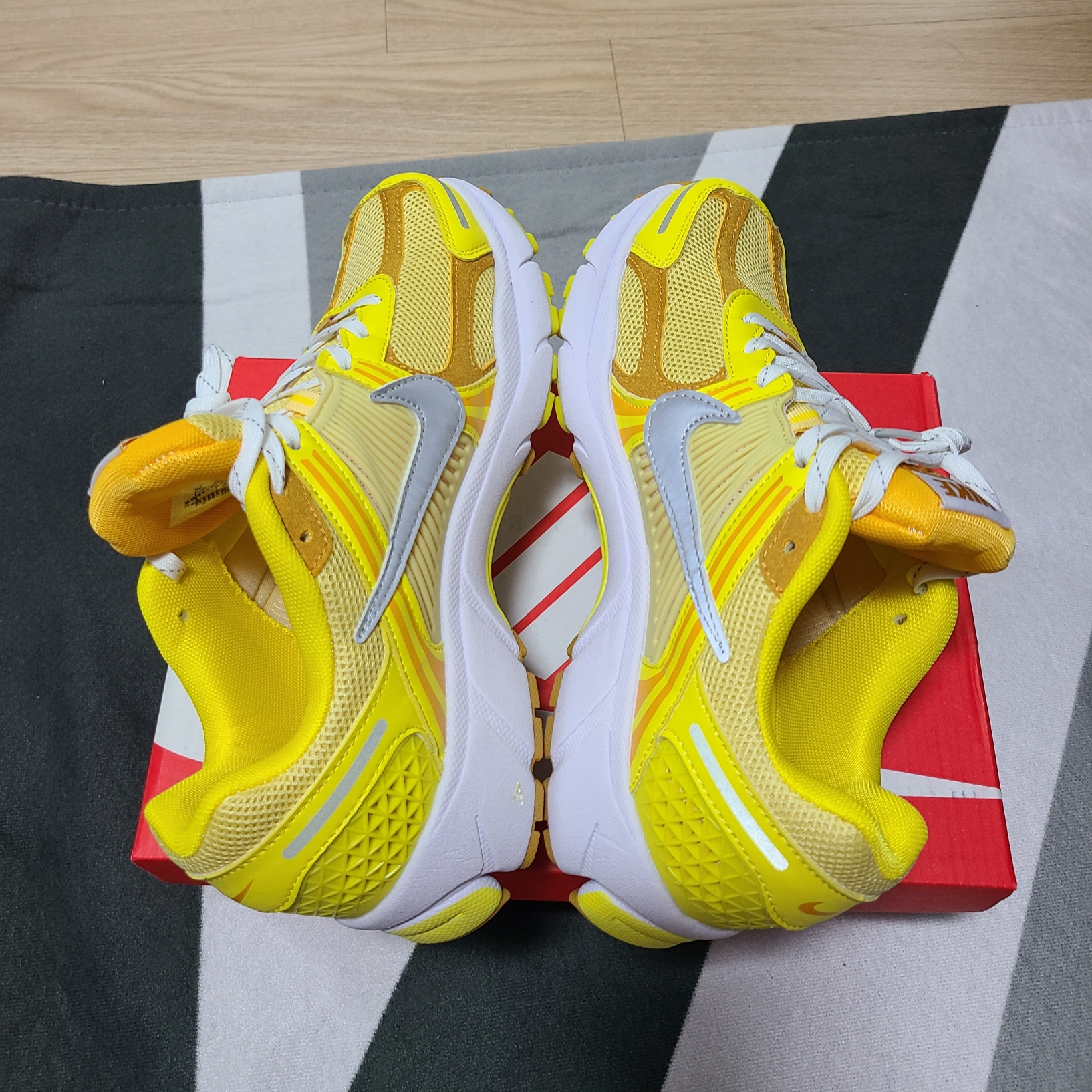 Nike Zoom Vomero 5 Yellow Ochre 착용 스타일 - 1