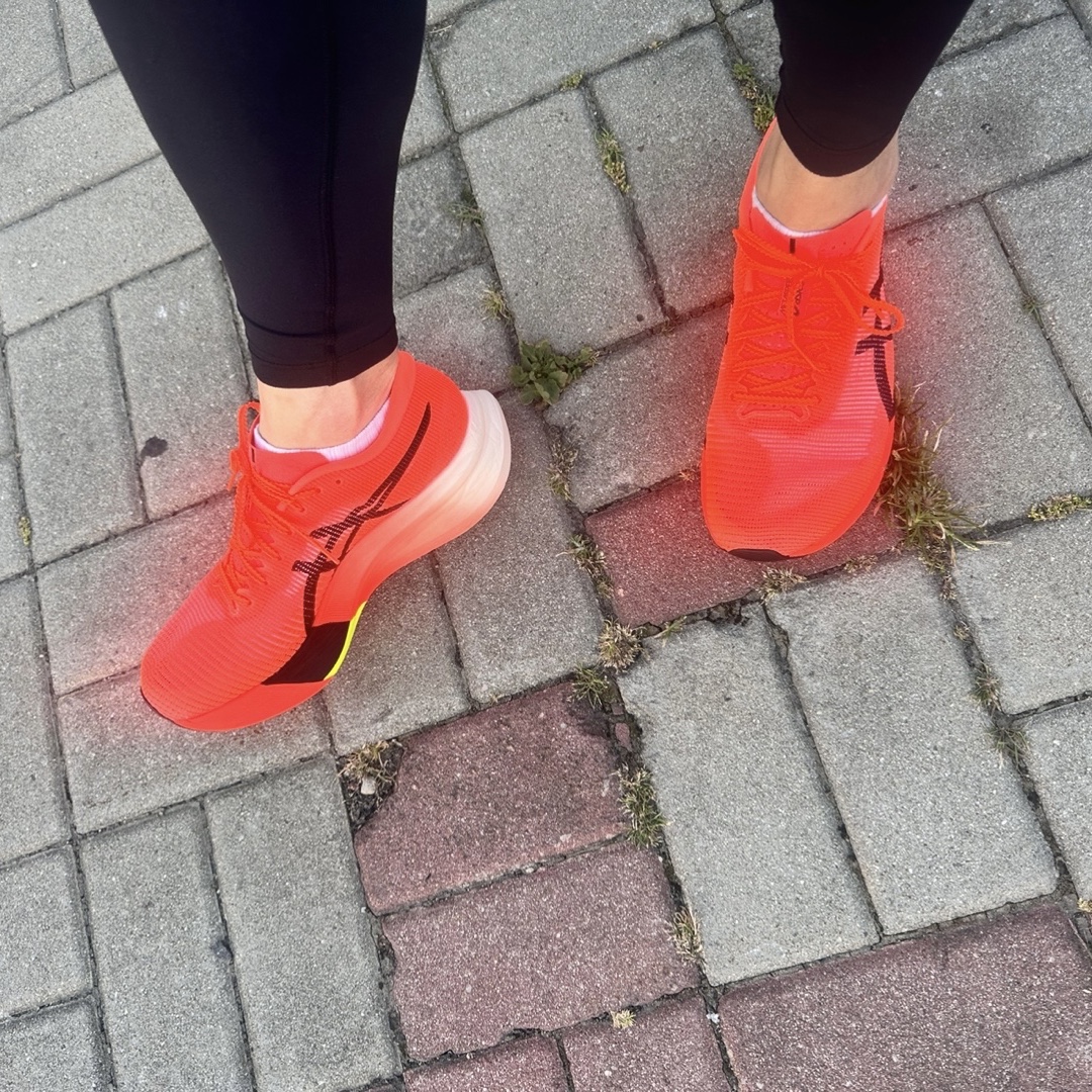 Asics Metaspeed Edge Paris Sunrise Red Black 착용 스타일