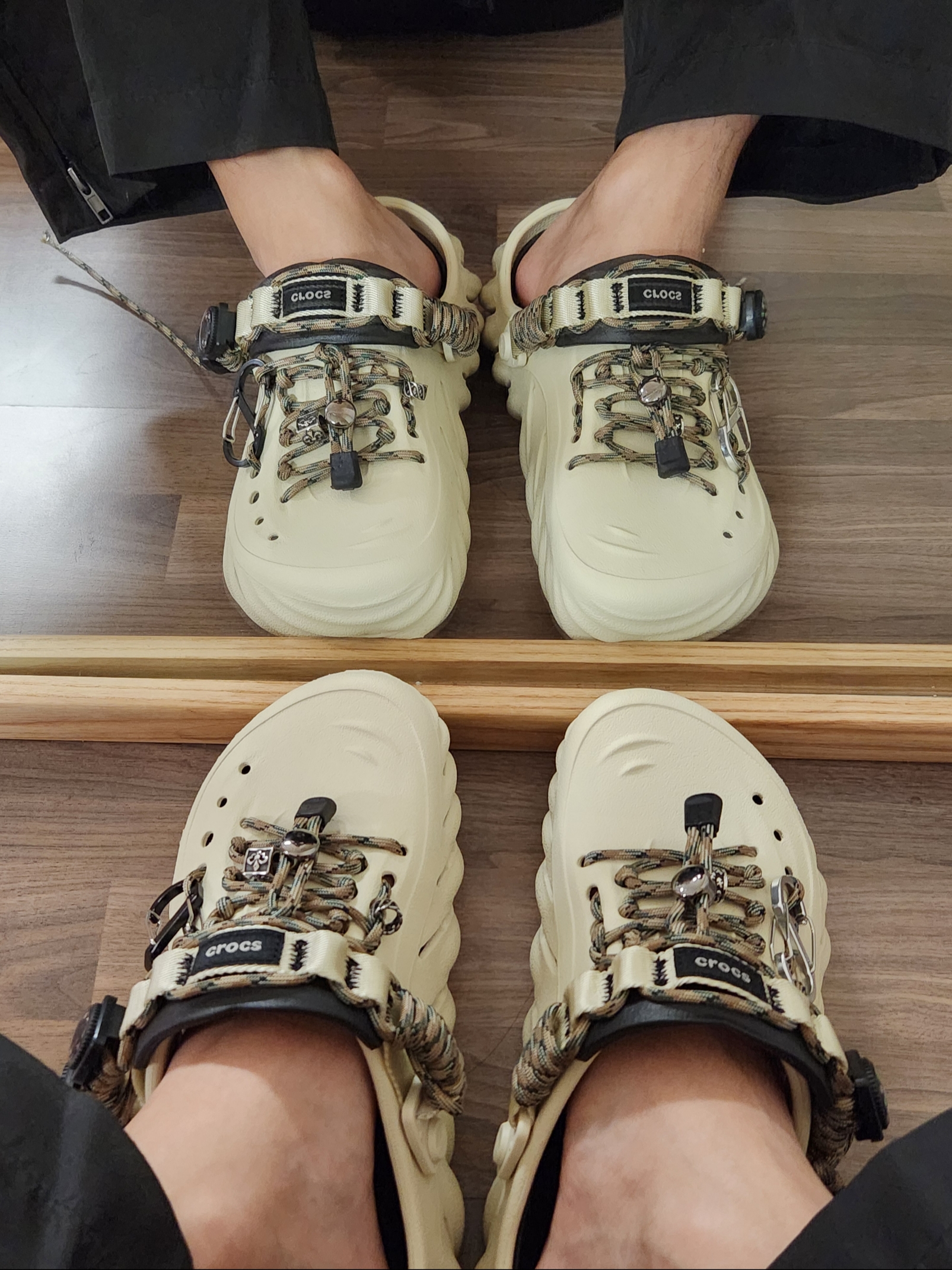 Crocs Echo Clog Bone Black, Stussy Regal Crown Pigment Dyed T-Shirt Black 착용 스타일 - 4