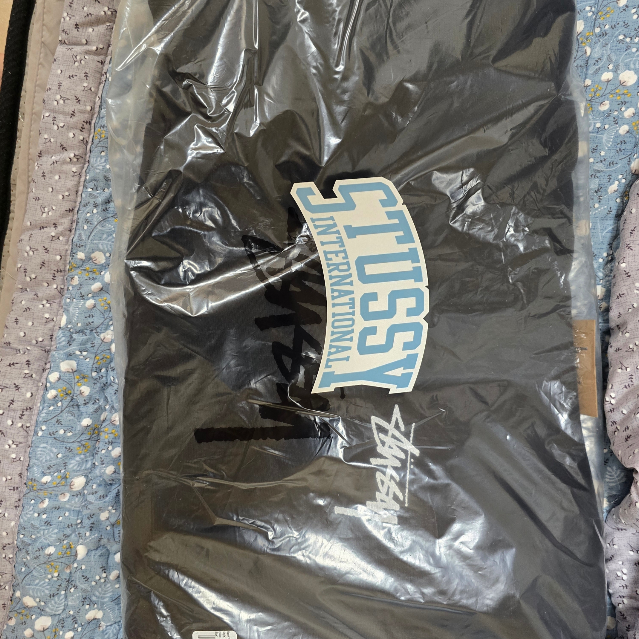 Stussy Cherries Hoodie Black 착용 스타일