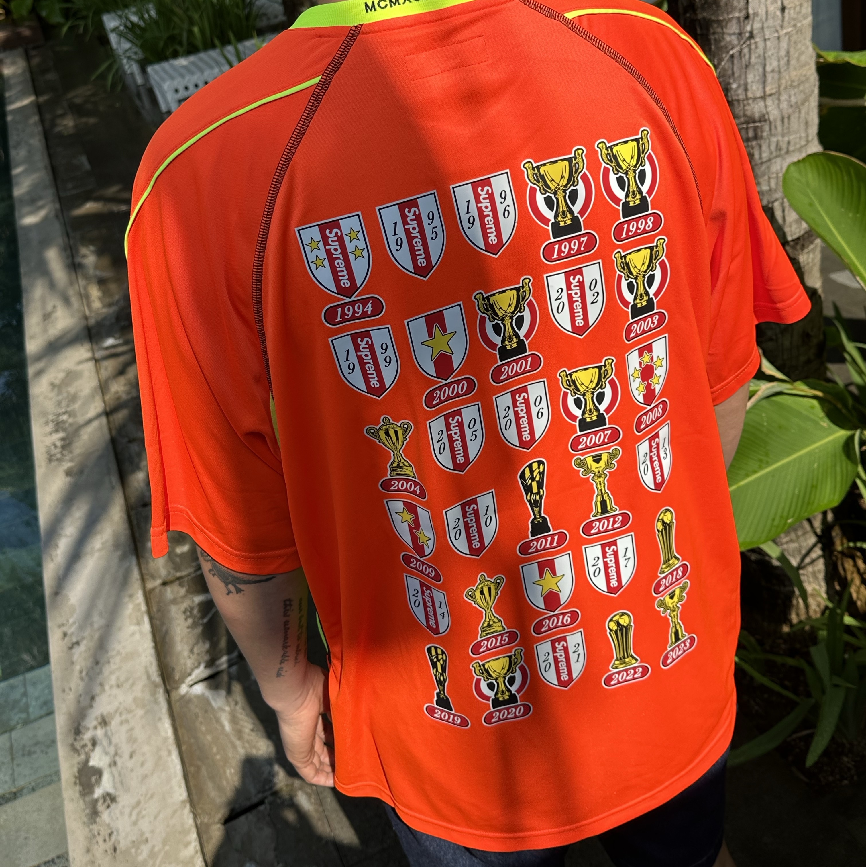 Supreme Jacquard Soccer Jersey Orange - 24SS, Supreme Reflective Stitch Camp Cap Black - 23SS 착용 스타일 - 3