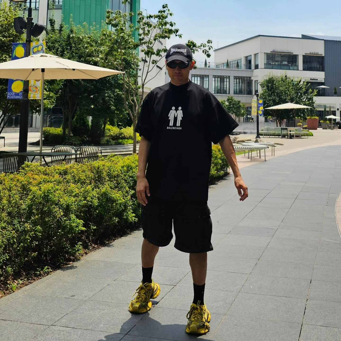 Balenciaga Pride 22 Oversized T-Shirt Black White, Balenciaga DIY Metal Outline Cap in Black 착용 스타일 - 3