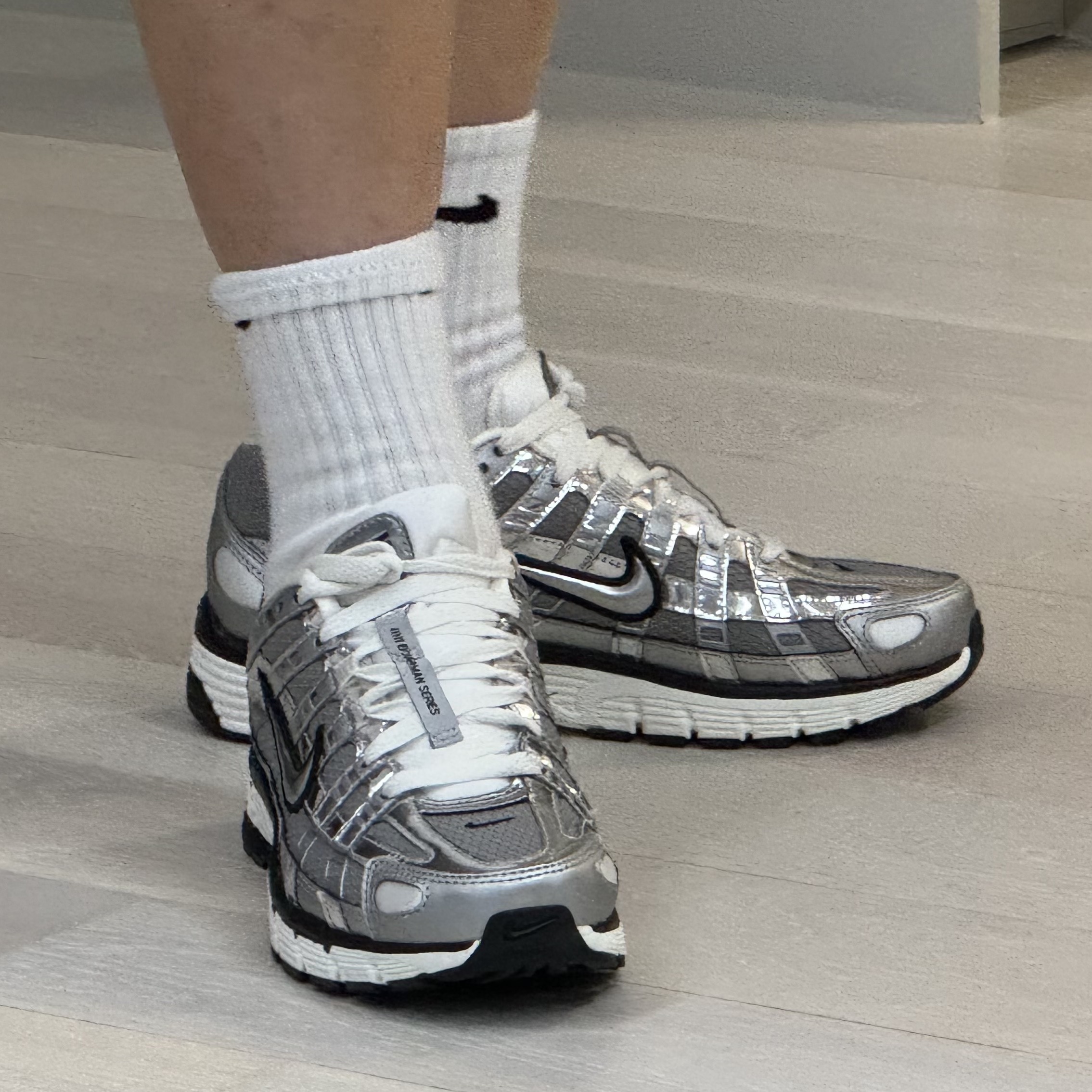 Nike P-6000 Metallic Silver 착용 스타일 - 3