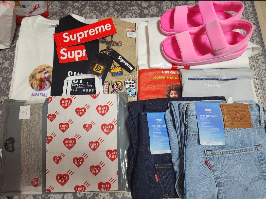 Supreme Paris T-Shirt Black - 24SS, Supreme Satchidananda T-Shirt White - 24SS 착용 스타일