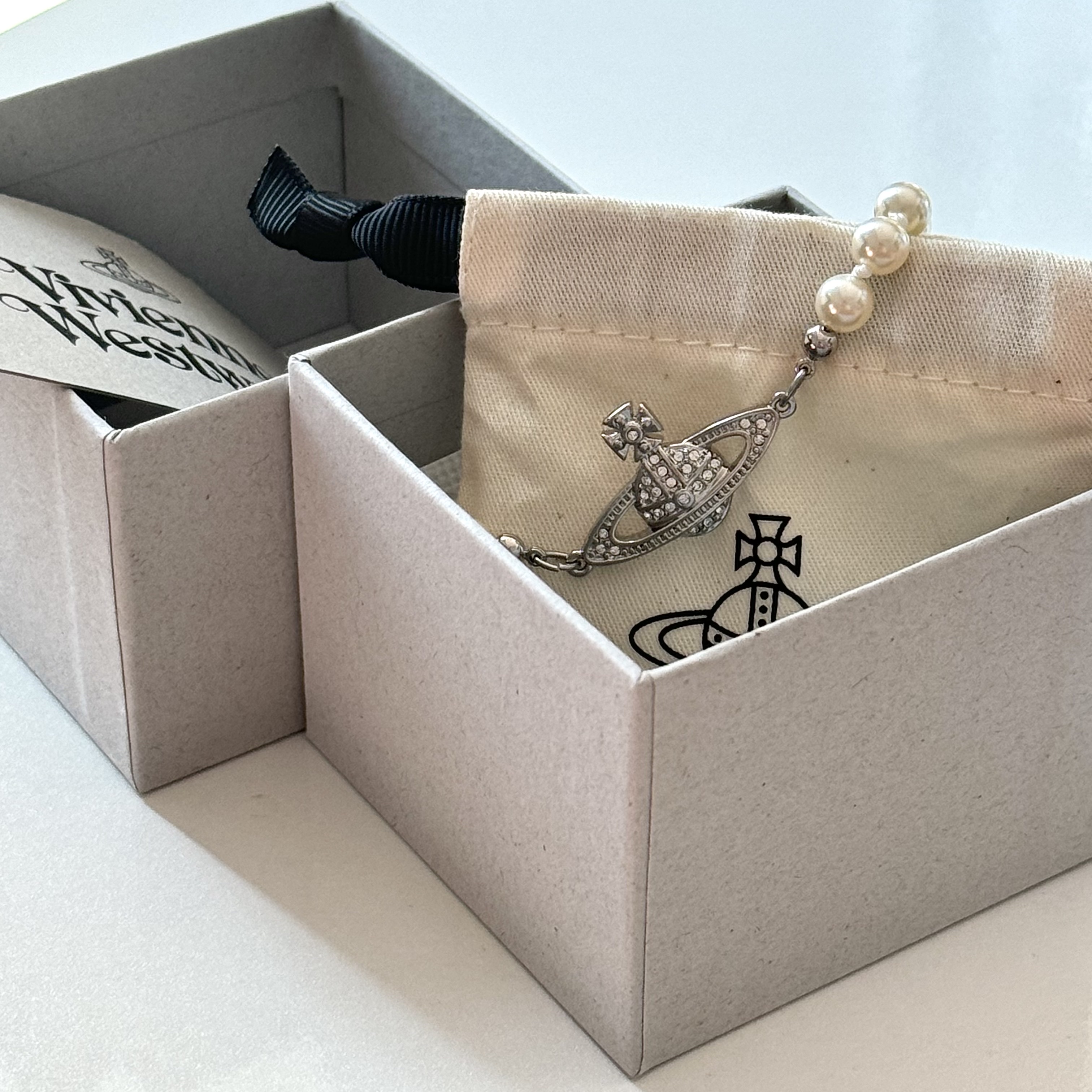 Vivienne Westwood Mini Bas Relief Bracelet Silver 착용 스타일