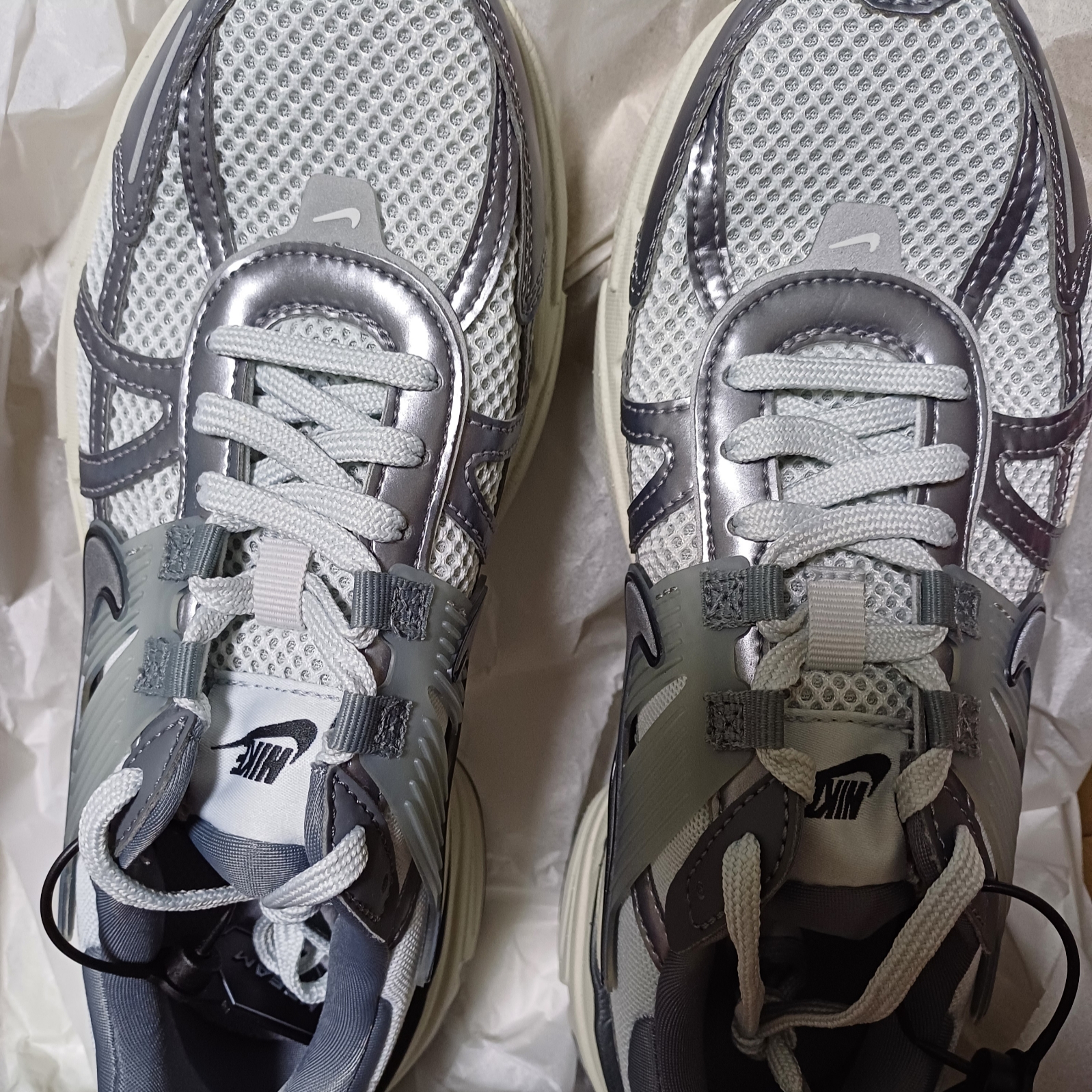 Nike V2K Run Pure Platinum Wolf Grey 착용 스타일