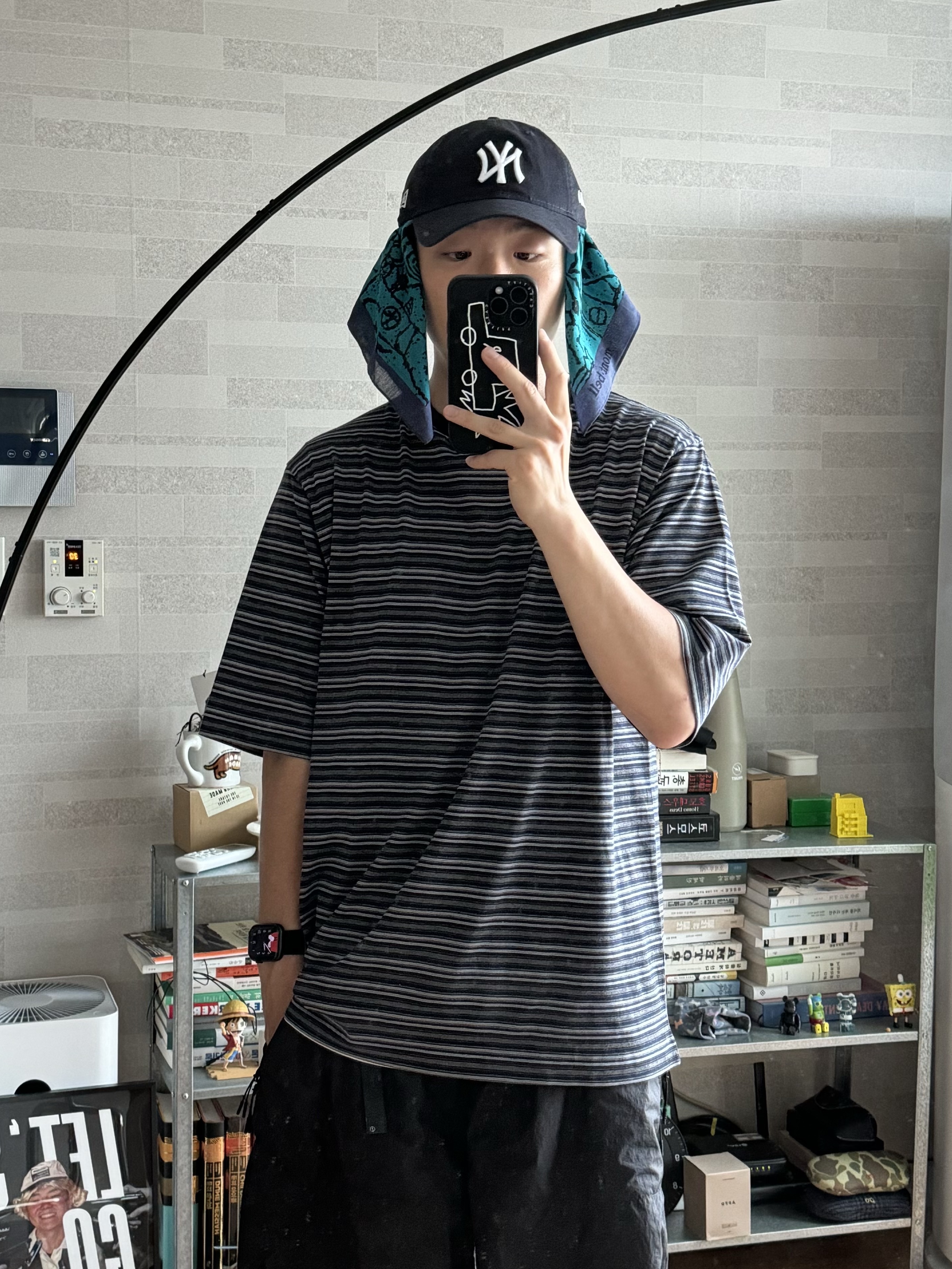 New Era x MoMA New York Yankees Cap Navy, On Running Cloudmonster All Black 착용 스타일 - 3
