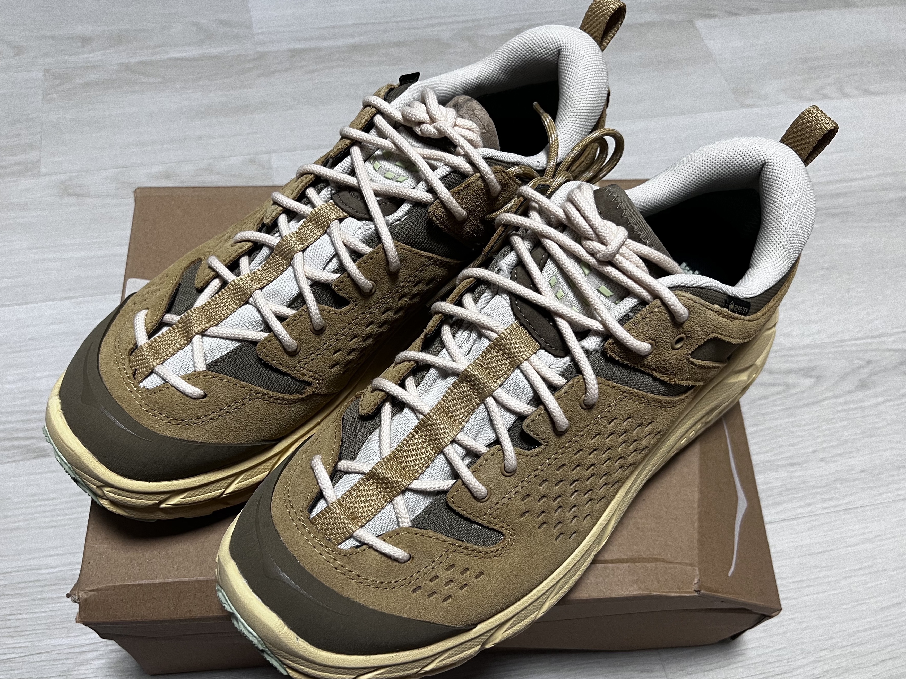 Hoka Tor Ultra Low TP Wheat Mushroom 착용 스타일