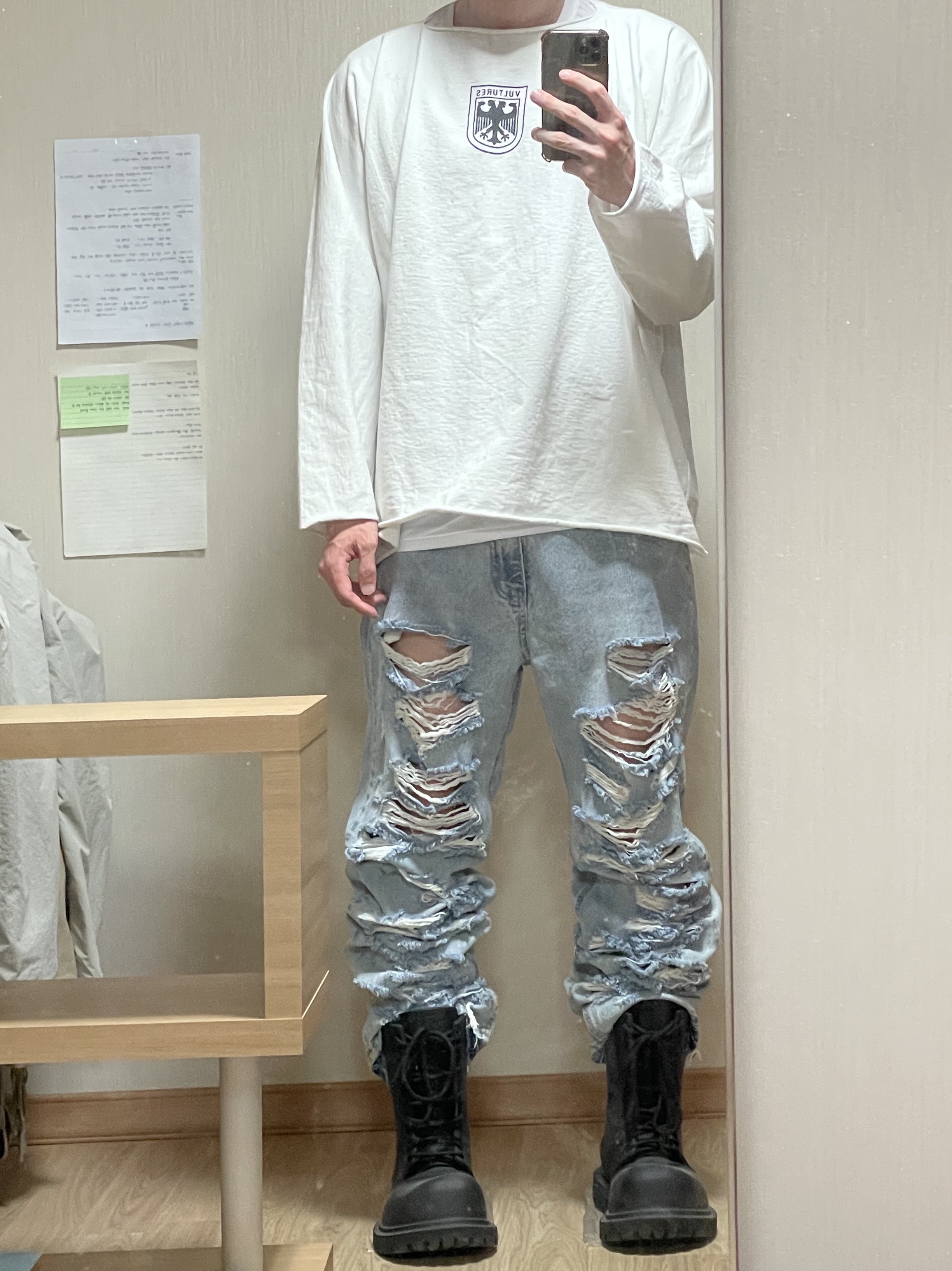 Yeezy Vultures Long Sleeve T-Shirt White, Balenciaga XL Army Boots Full Eva Black 착용 스타일