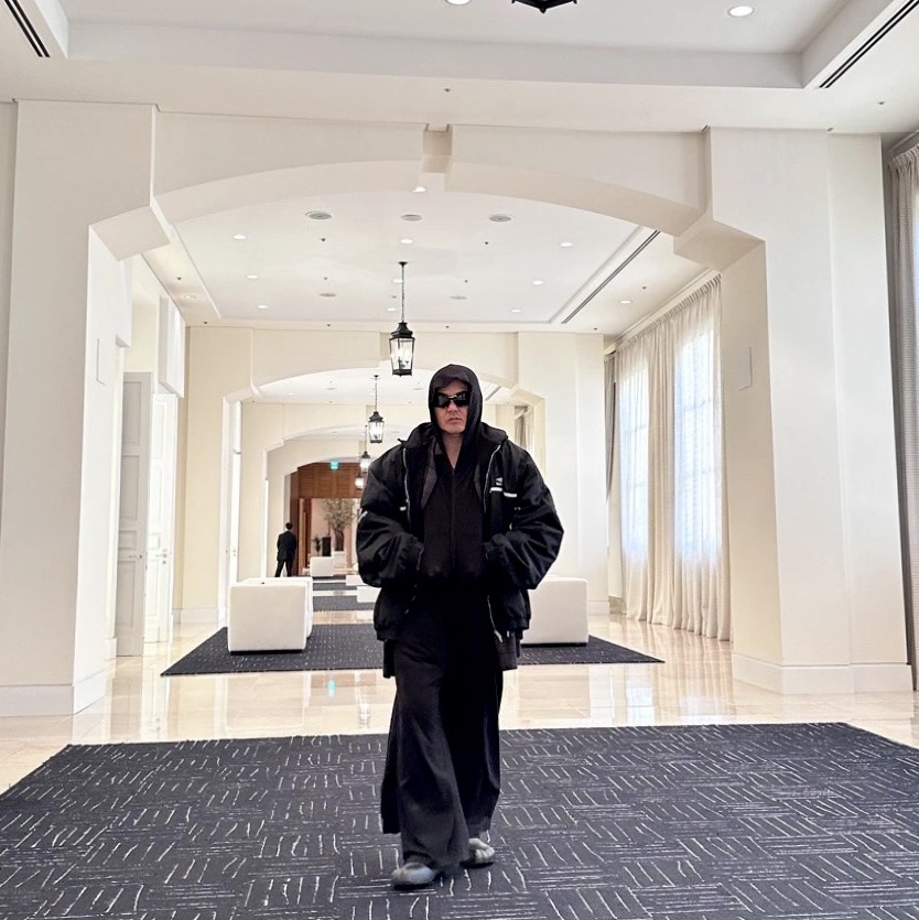 Balenciaga 3B Sports Icon Layered Tracksuit Jacket in Black, Balenciaga Slim Fit Zip Hoodie Black 착용 스타일