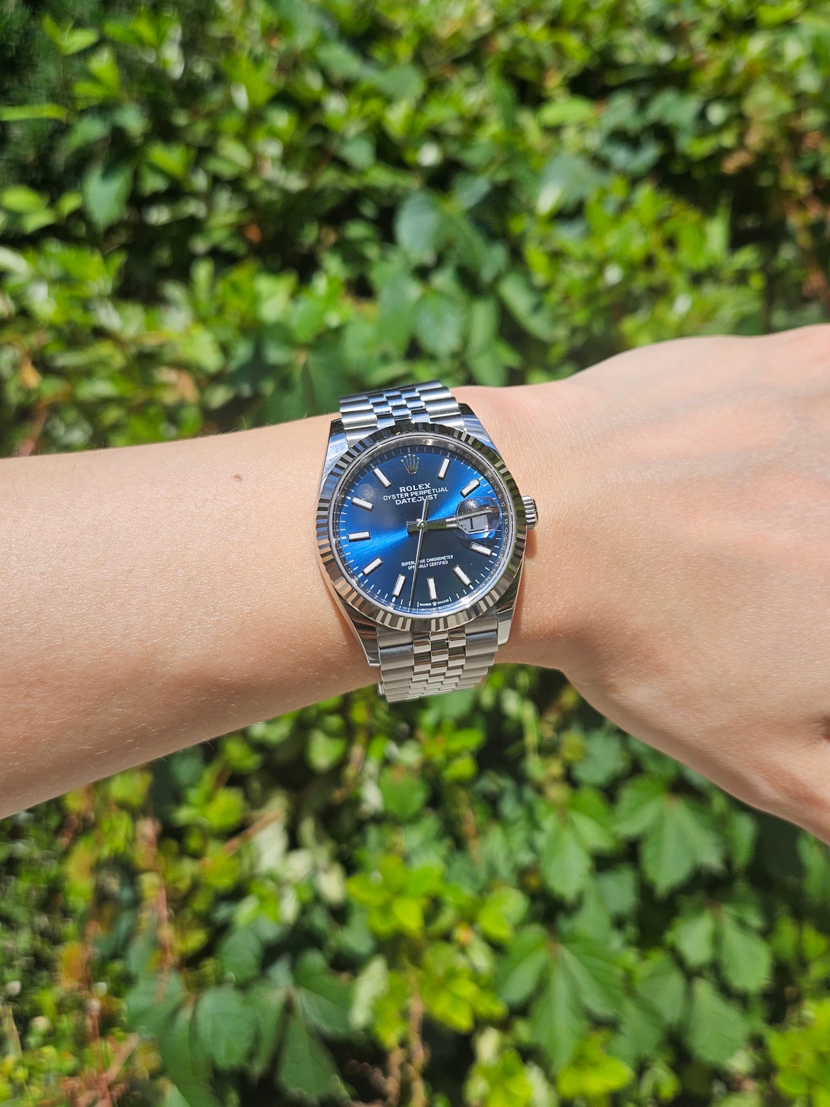 Rolex Datejust 36mm 126234 Bright Blue Jubilee 착용 스타일 - 2