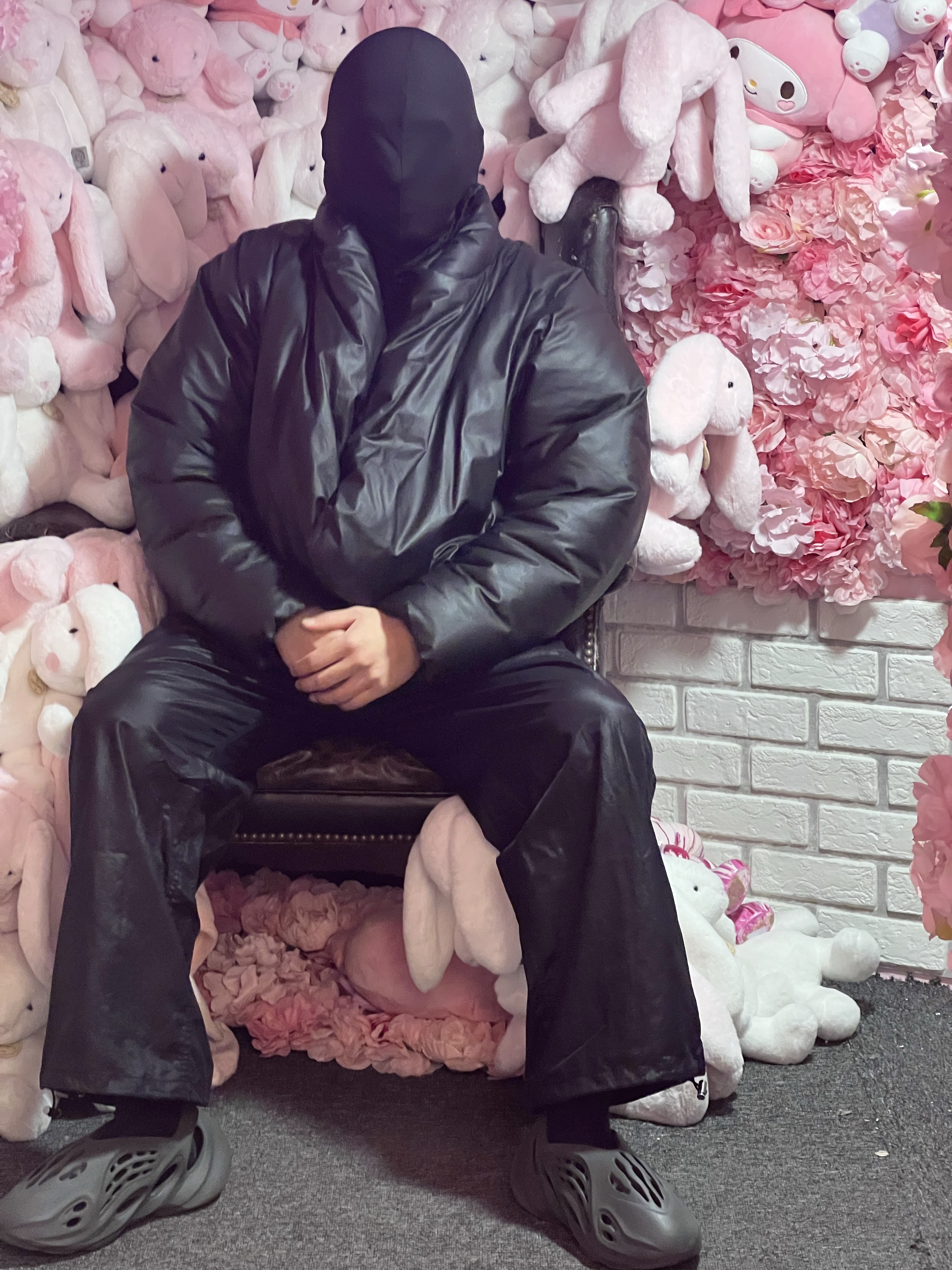 Yeezy Gap Round Jacket Black, Adidas Yeezy Foam RNNR Carbon 착용 스타일