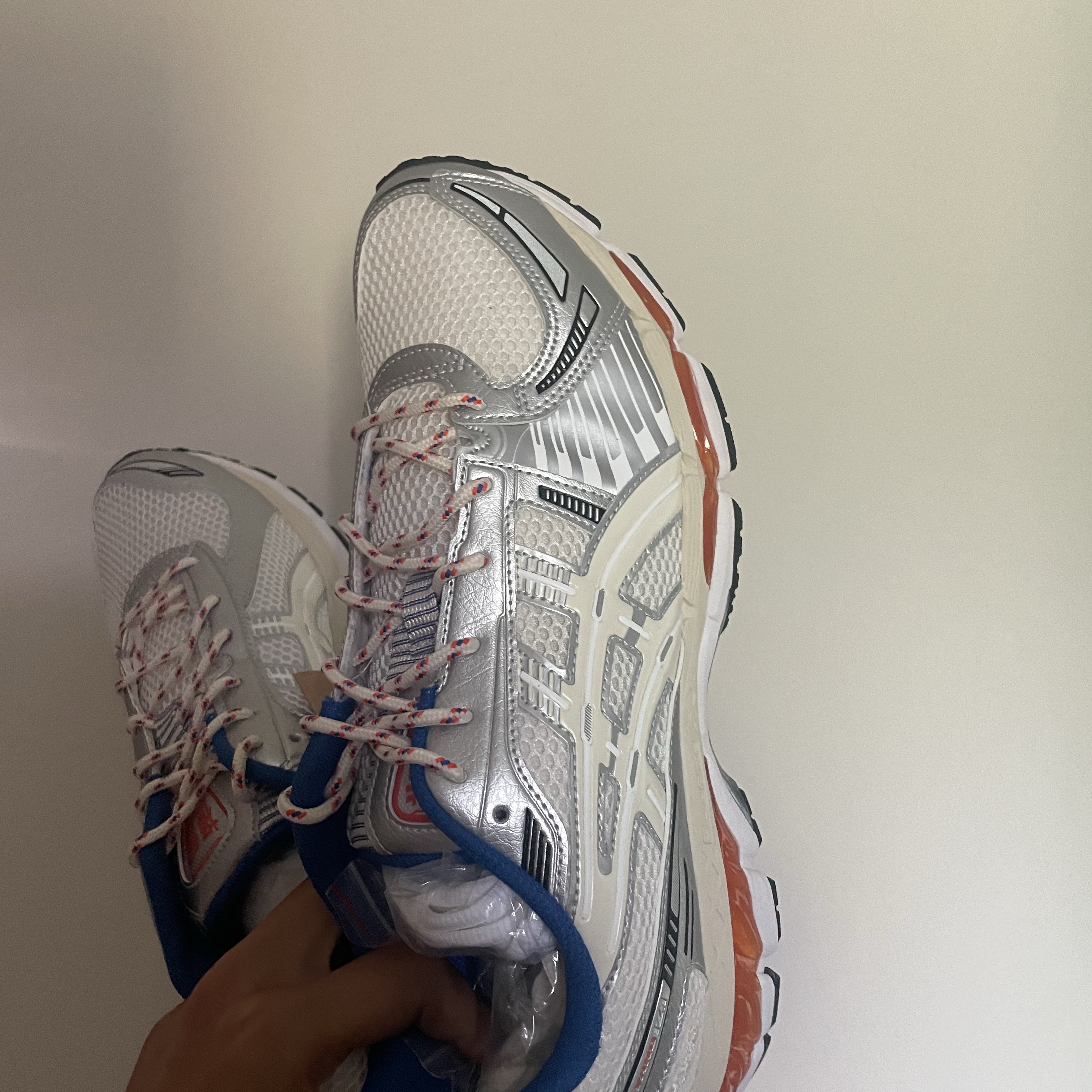Asics x Ronnie Fieg Gel-Kayano 12.1 Cream 착용 스타일 - 2